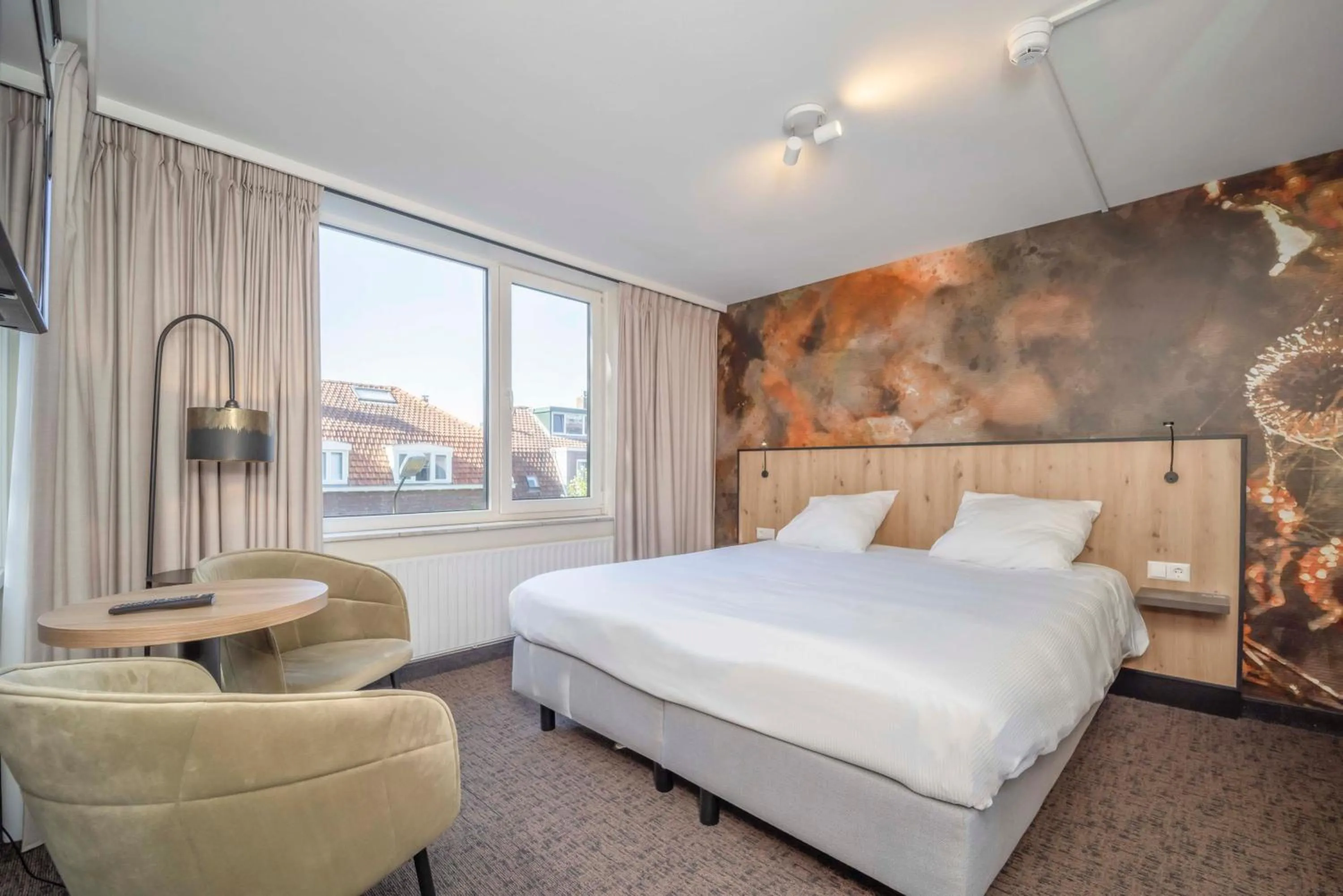 Living room, Bed in Fletcher Hotel-Restaurant Waalwijk