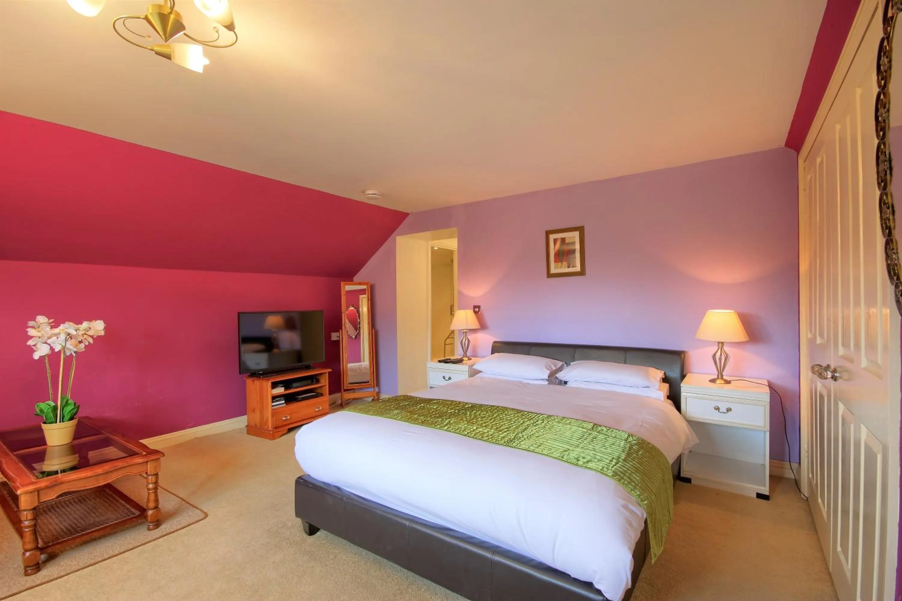 Photo of the whole room, Bed in Mount Lavinia