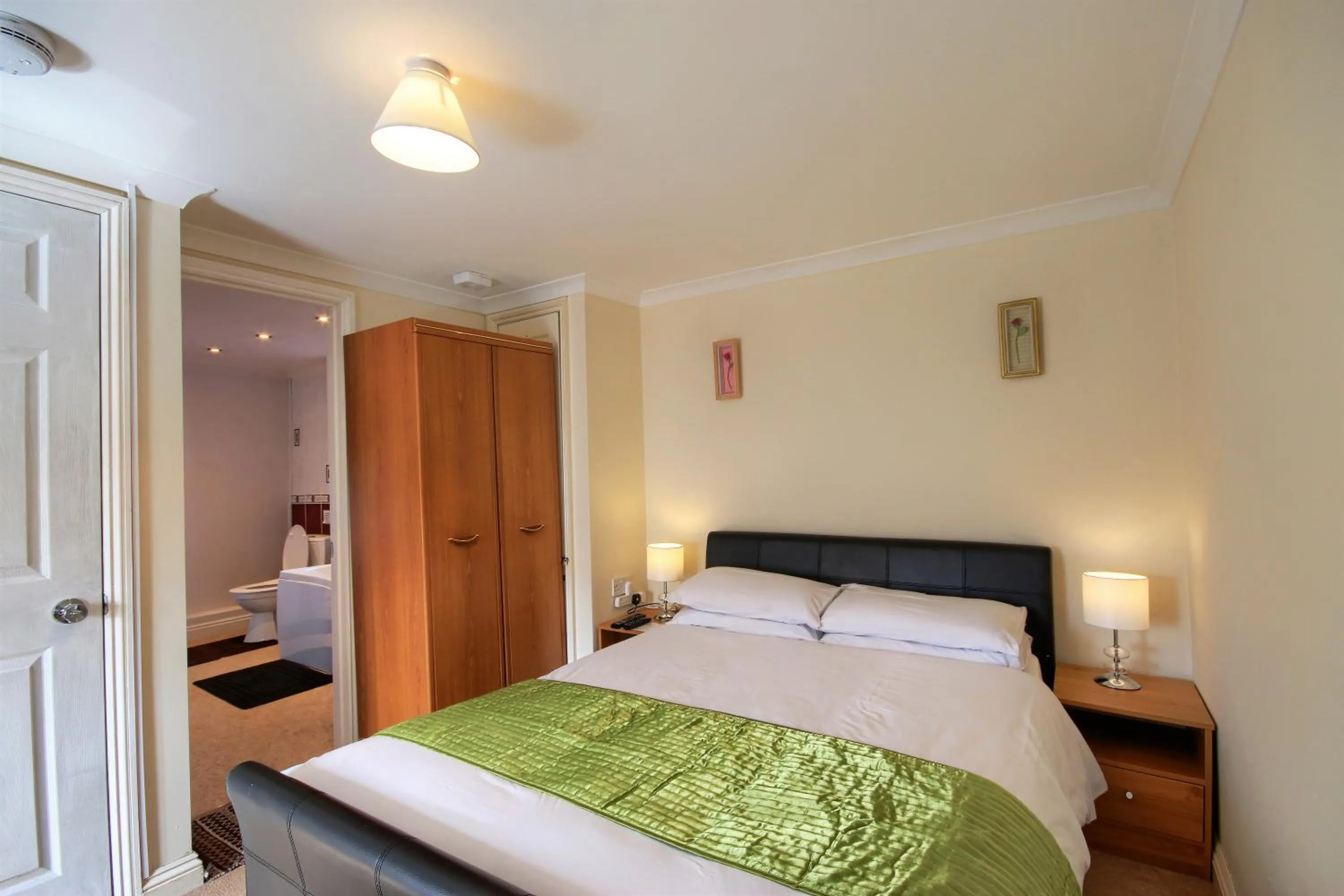 Photo of the whole room, Bed in Mount Lavinia