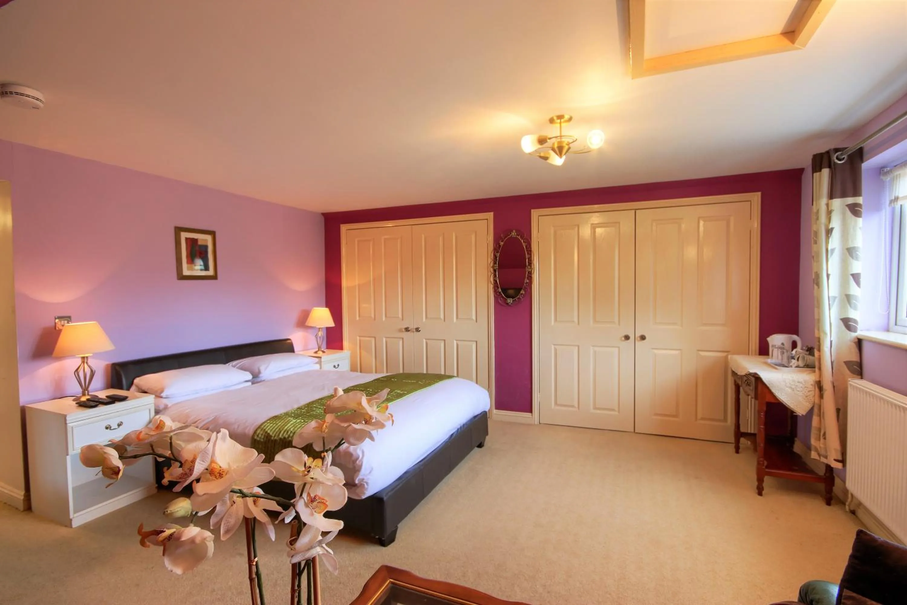 Photo of the whole room, Bed in Mount Lavinia