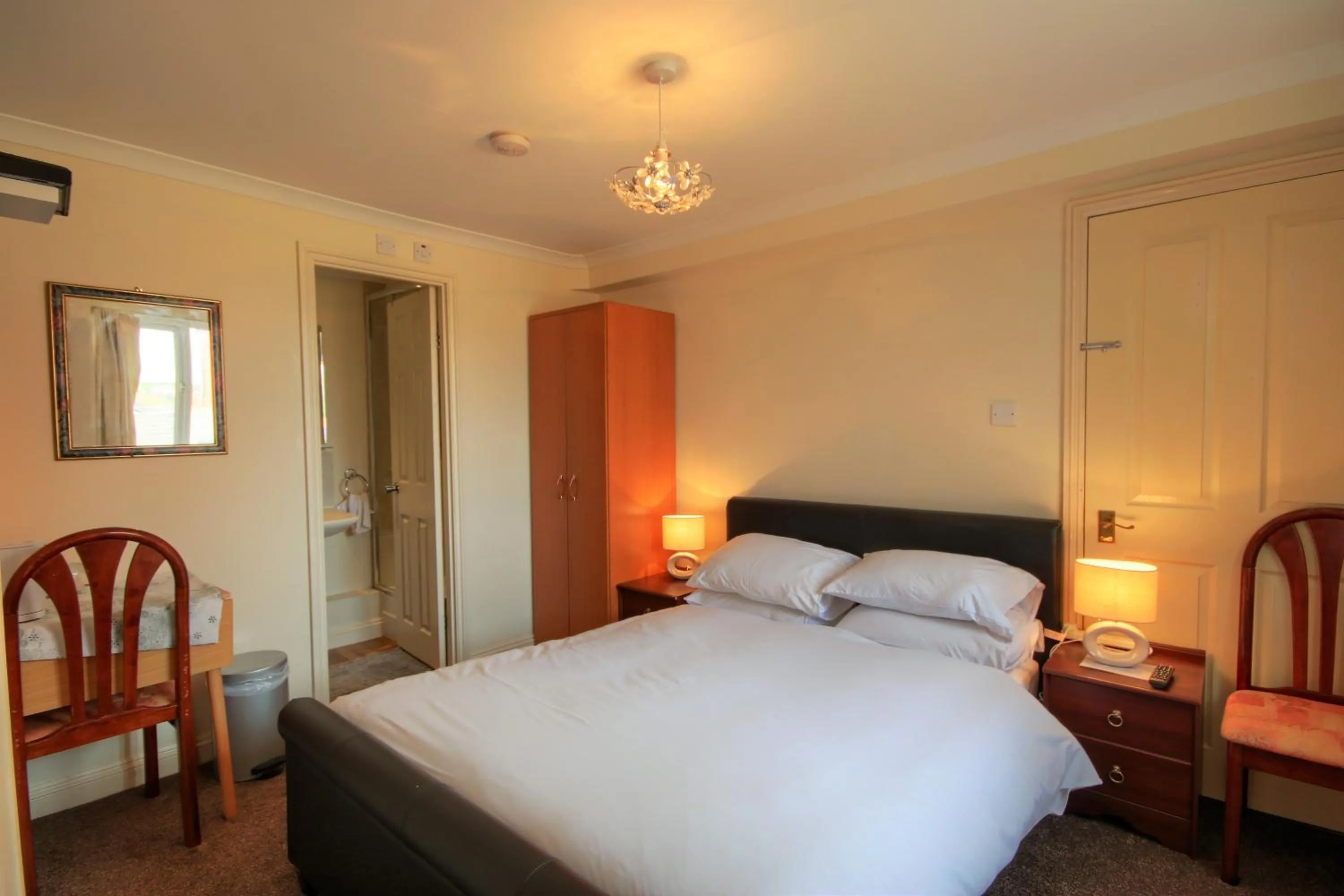 Photo of the whole room, Bed in Mount Lavinia