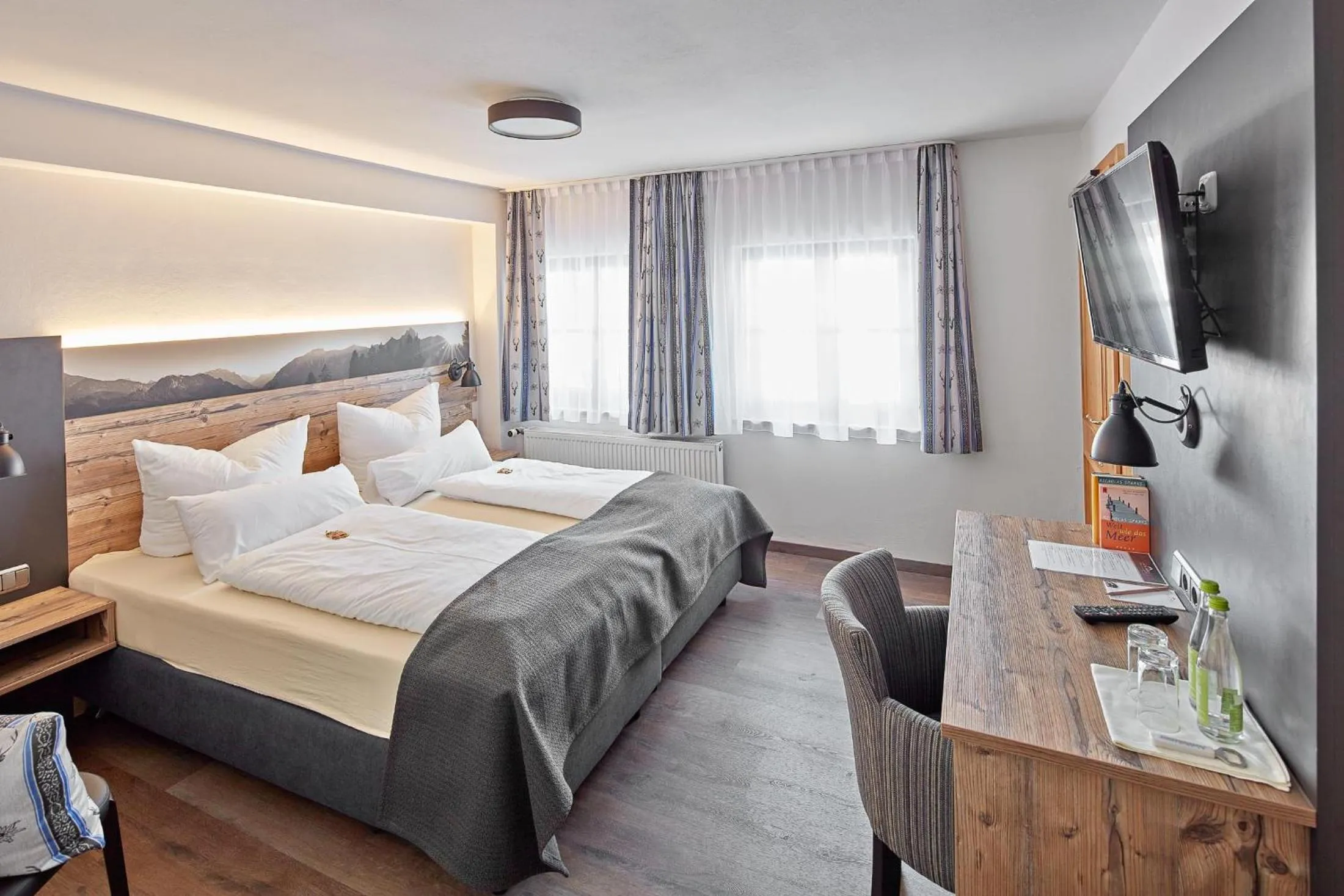 Photo of the whole room, Bed in Hotel Garni Alte Säge Ruhpolding inkl Chiemgaukarte