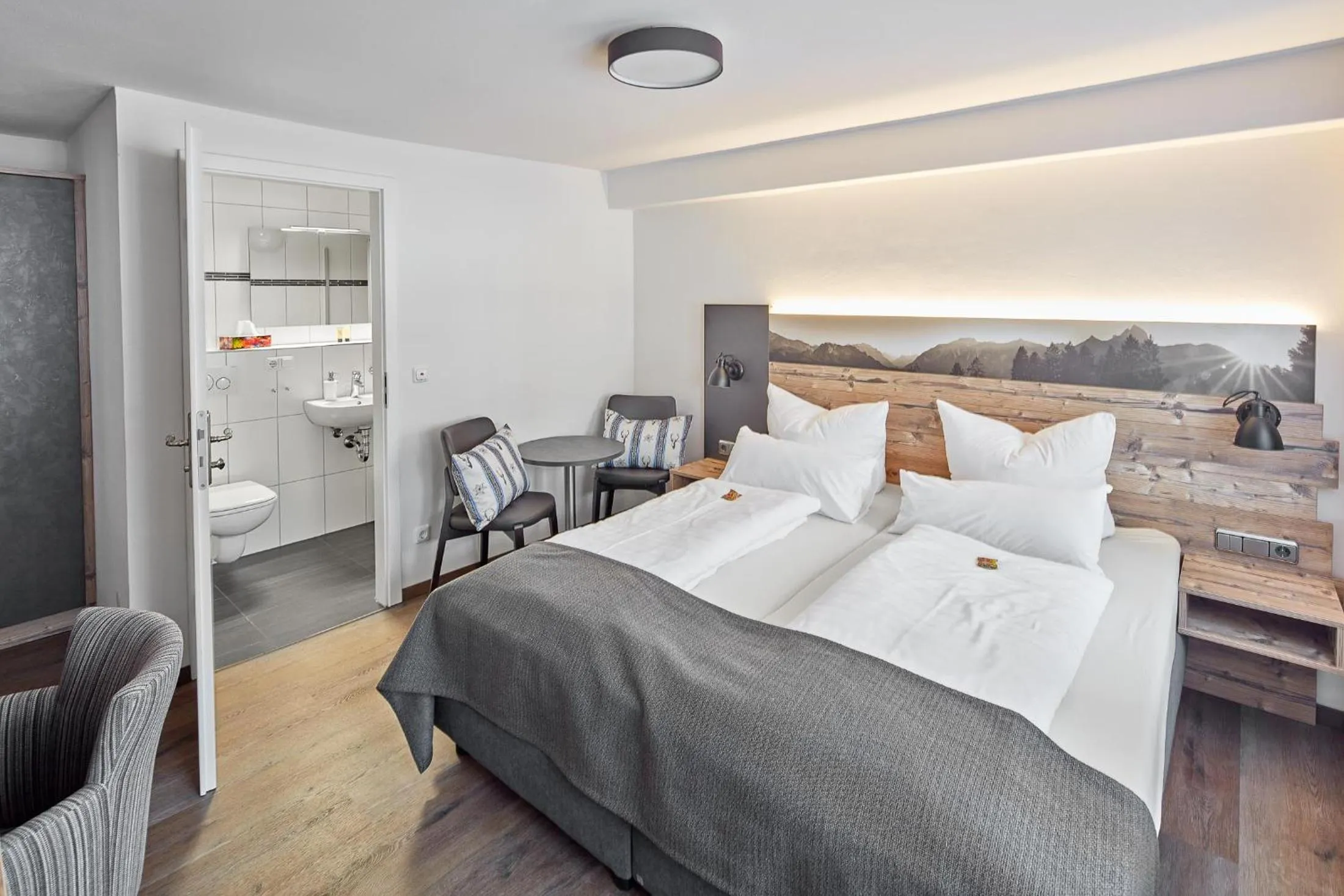 Photo of the whole room, Bed in Hotel Garni Alte Säge Ruhpolding inkl Chiemgaukarte