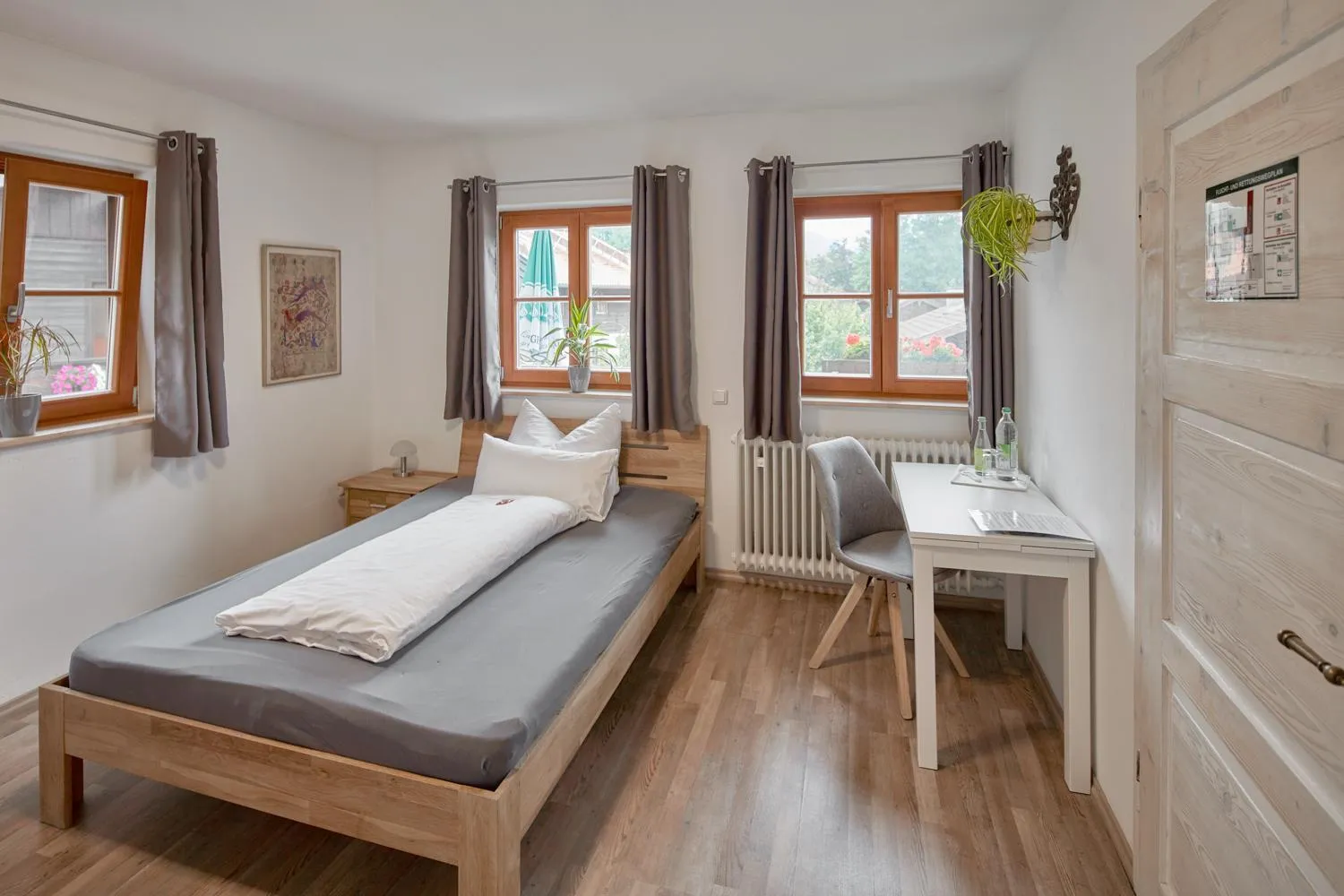 Photo of the whole room, Bed in Hotel Garni Alte Säge Ruhpolding inkl Chiemgaukarte