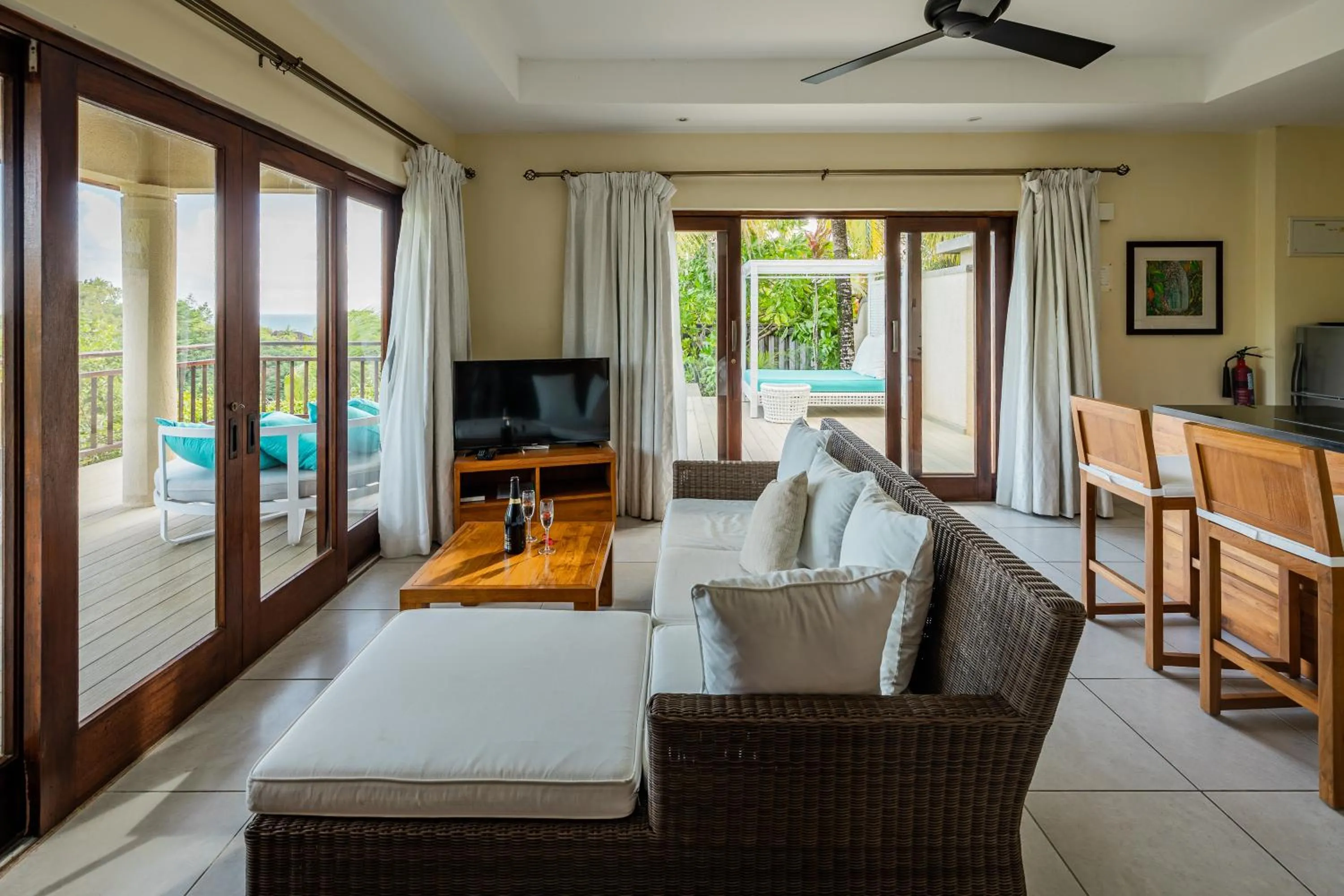 Living room, Bed in Valmer Resort and Spa