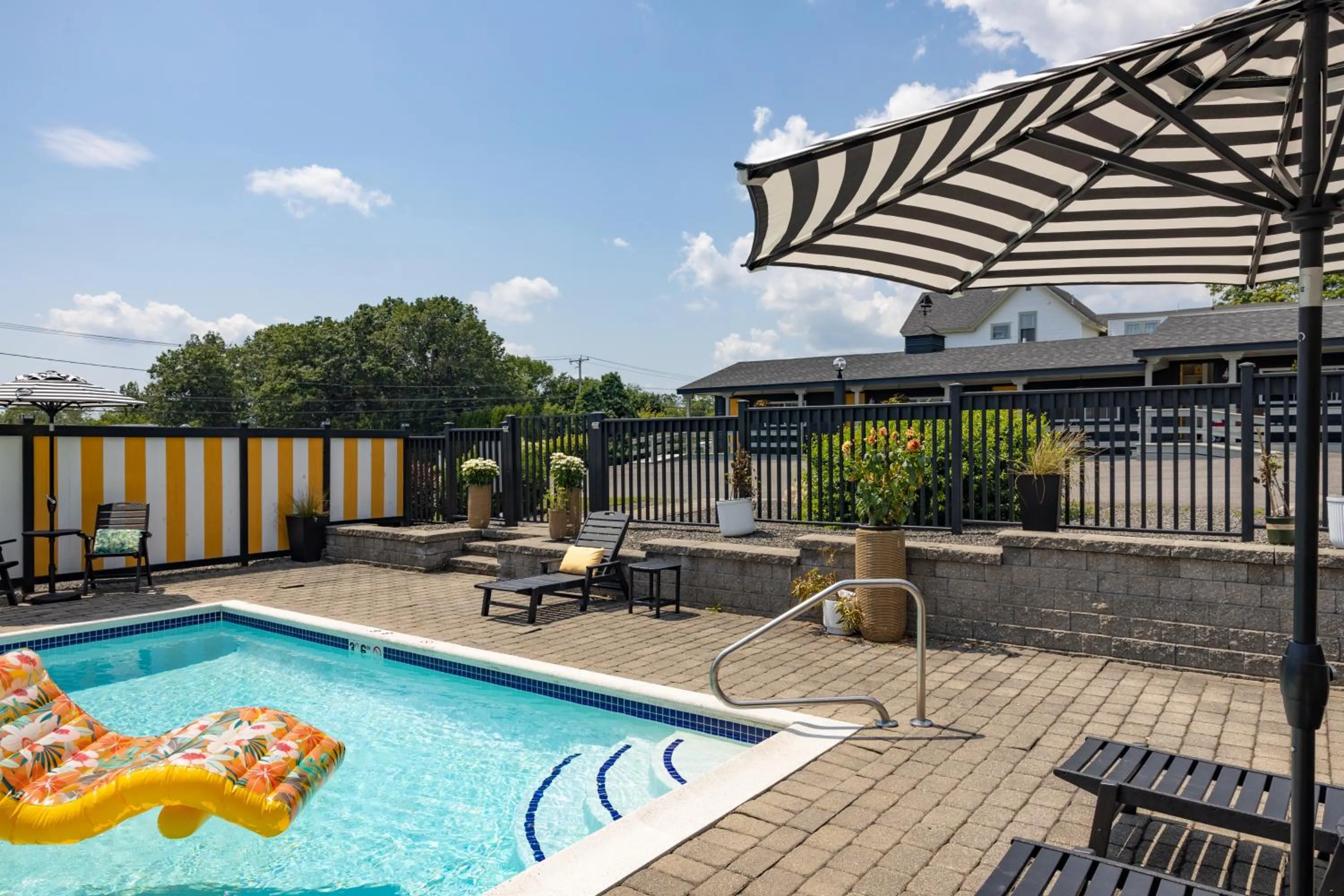 Seascape Motel & Cottages