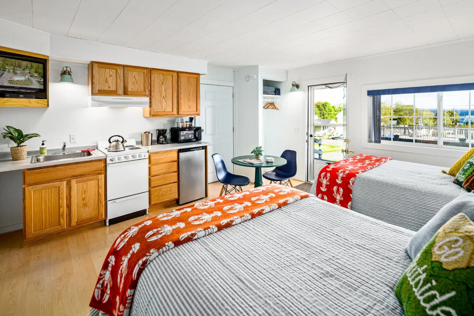 Kitchen or kitchenette, Bed in Seascape Motel & Cottages