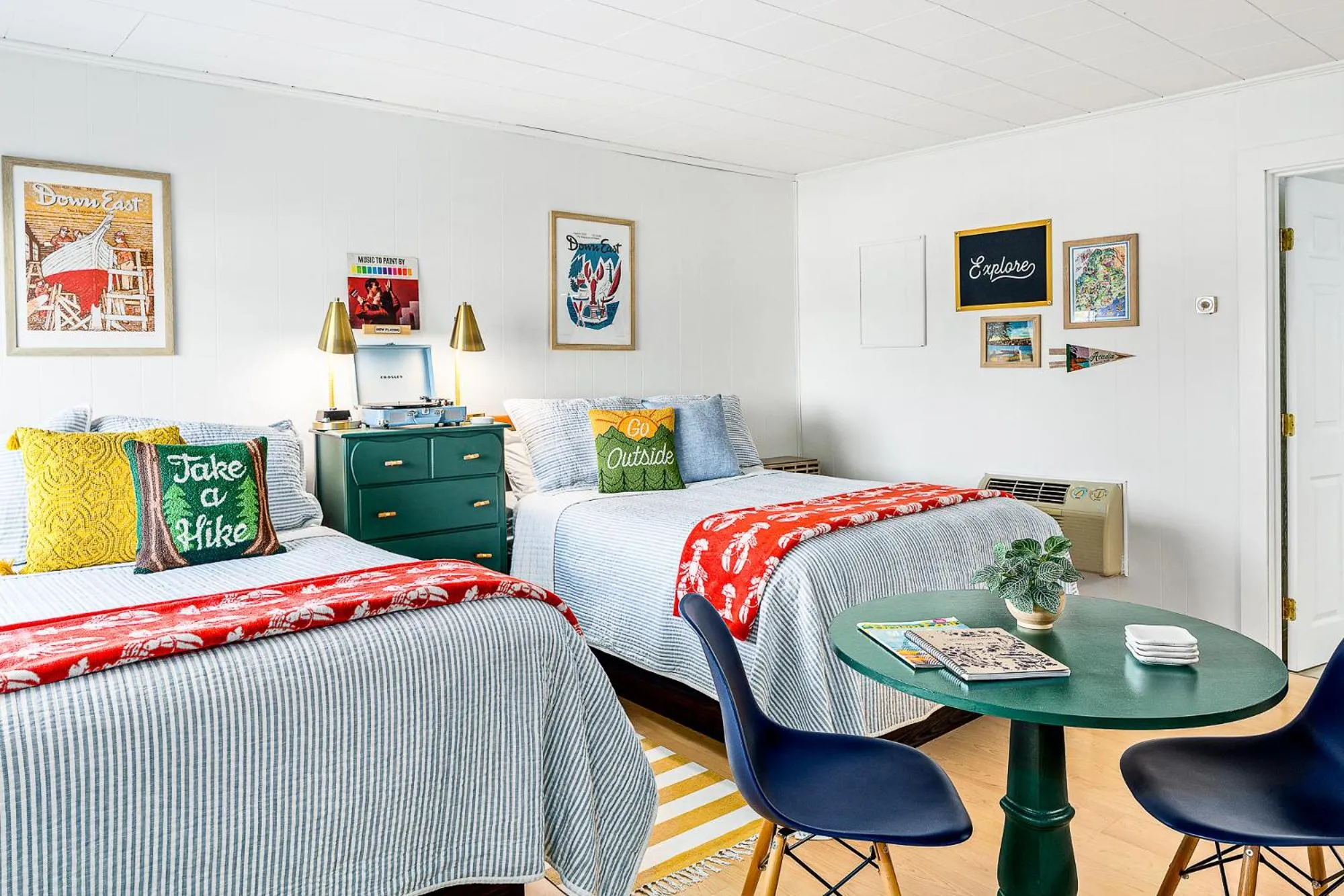Dining area, Bed in Seascape Motel & Cottages
