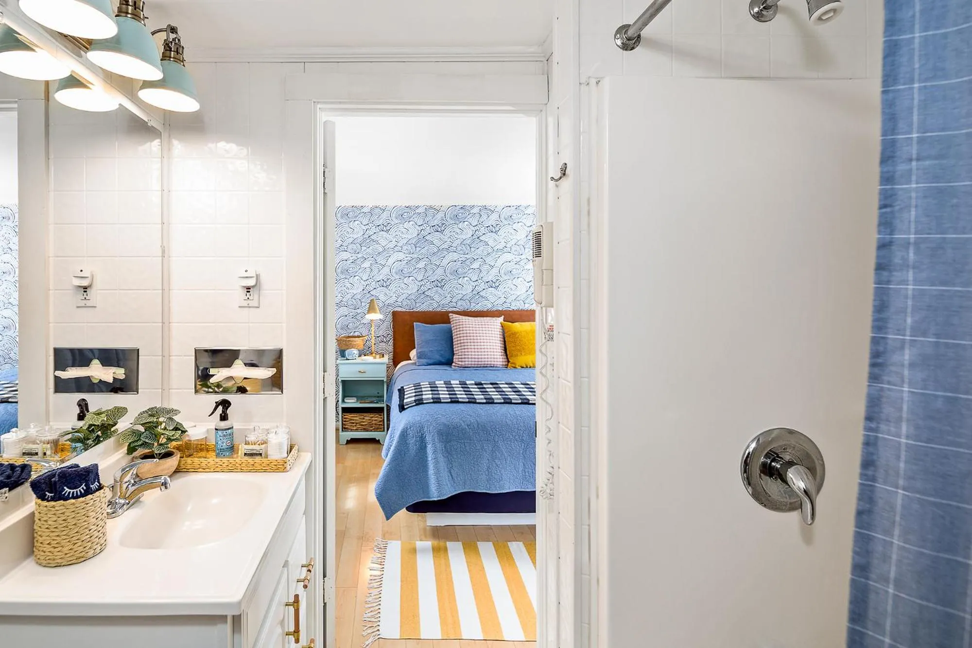 Bathroom, Bed in Seascape Motel & Cottages