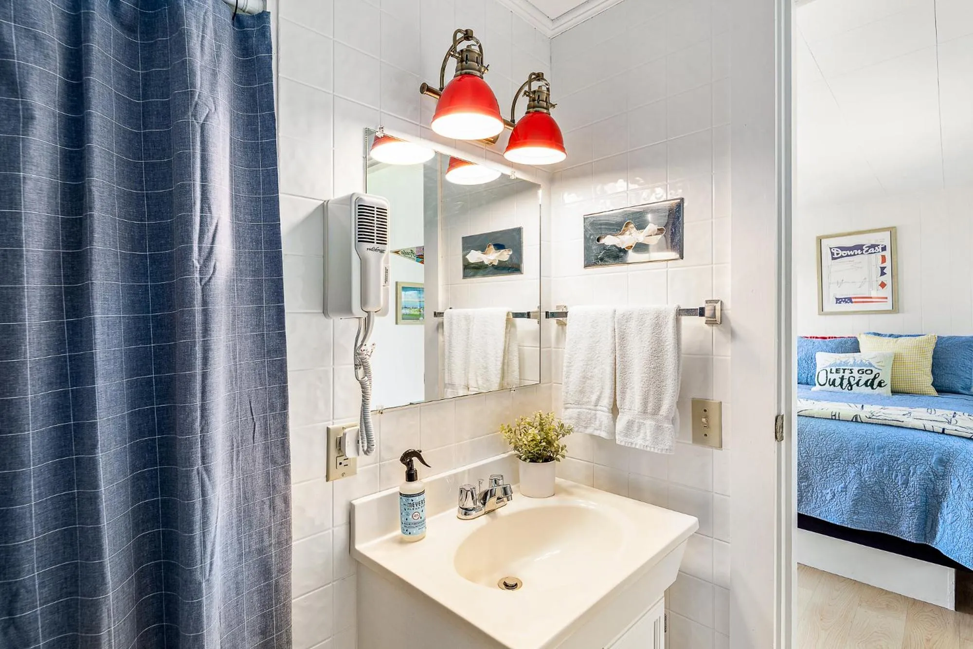 Bathroom, Bed in Seascape Motel & Cottages