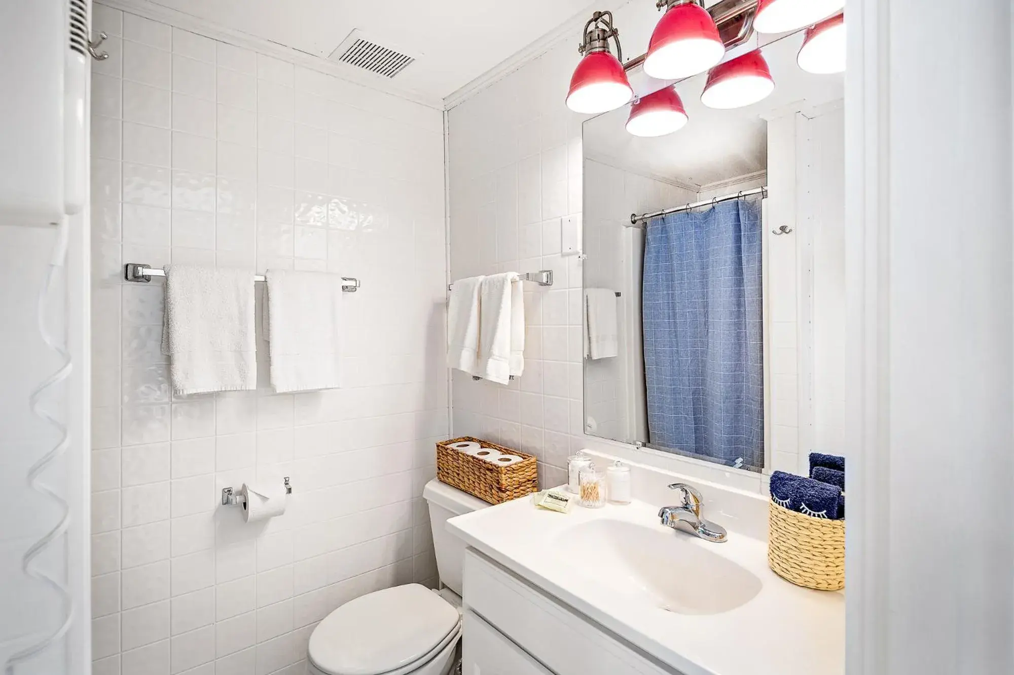 Queen Room with Full Bathroom in Seascape Motel & Cottages Queen Room with Full Bathroom in Seascape Motel & Cottages