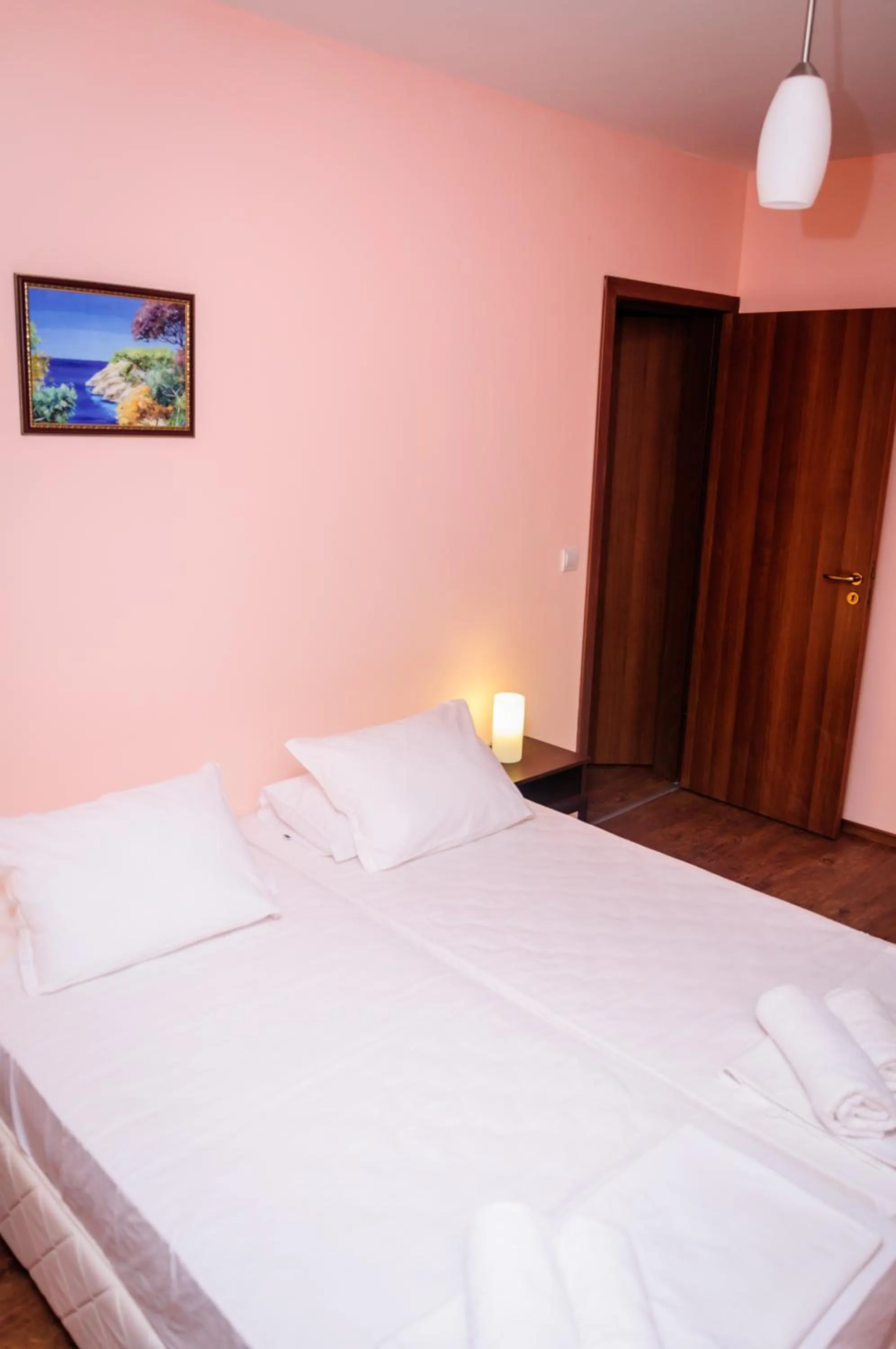 Photo of the whole room, Bed in Cantilena Complex