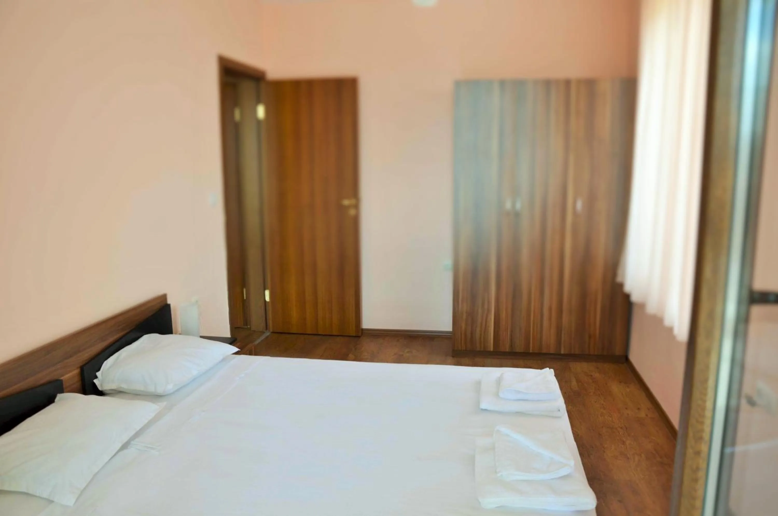 Photo of the whole room, Bed in Cantilena Complex