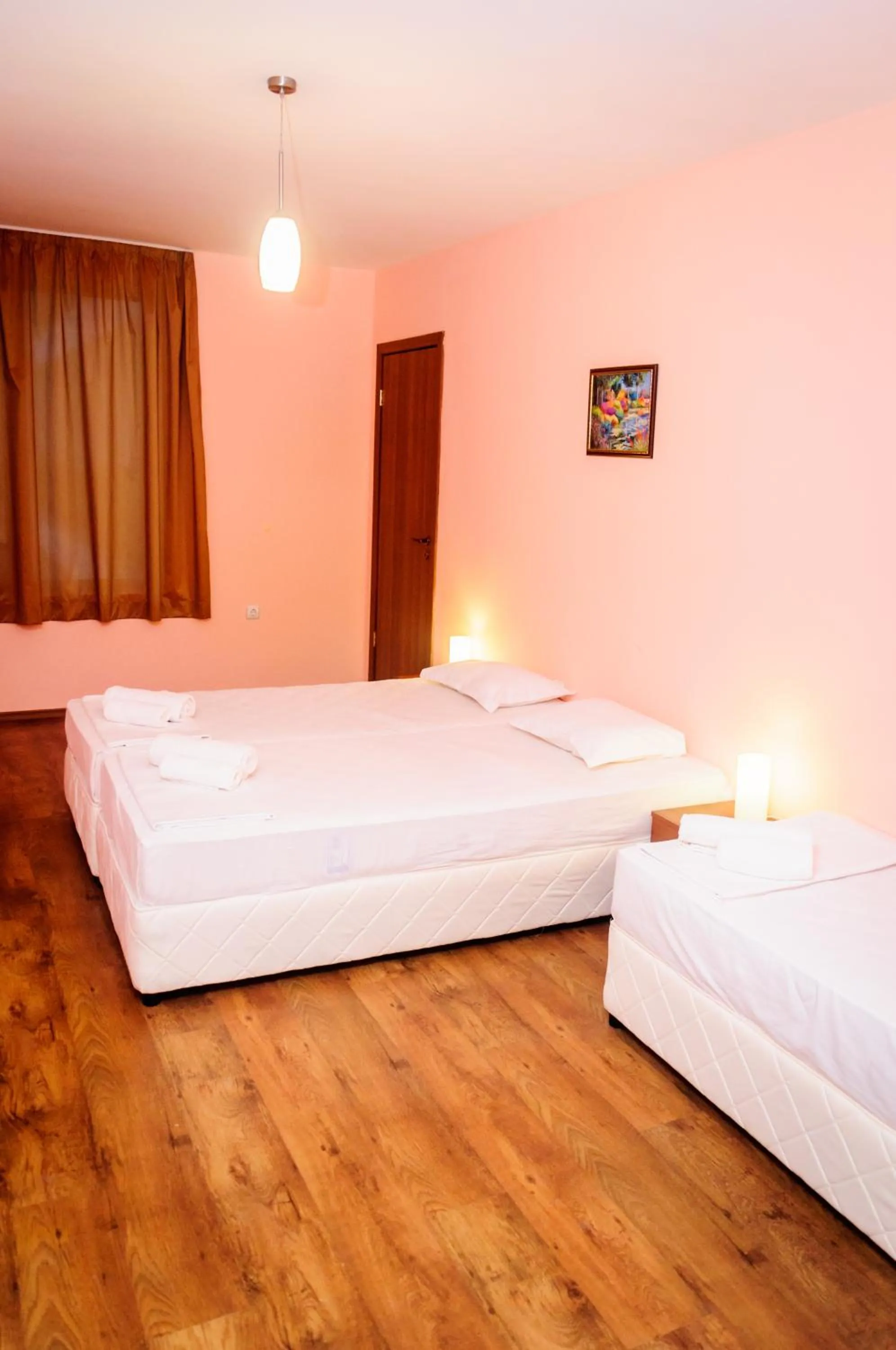 Photo of the whole room, Bed in Cantilena Complex