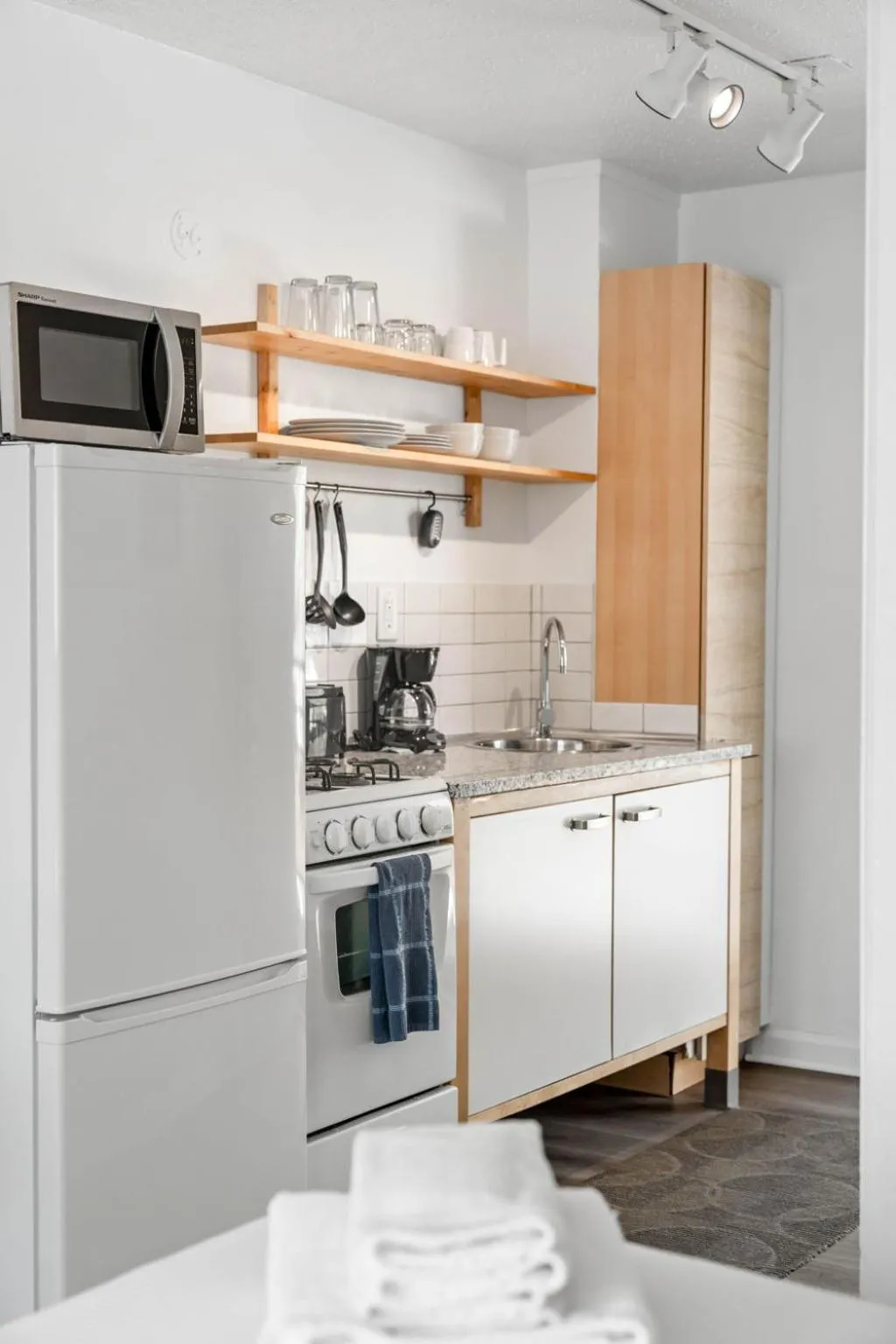 Kitchen or kitchenette in BCA Furnished Apartments