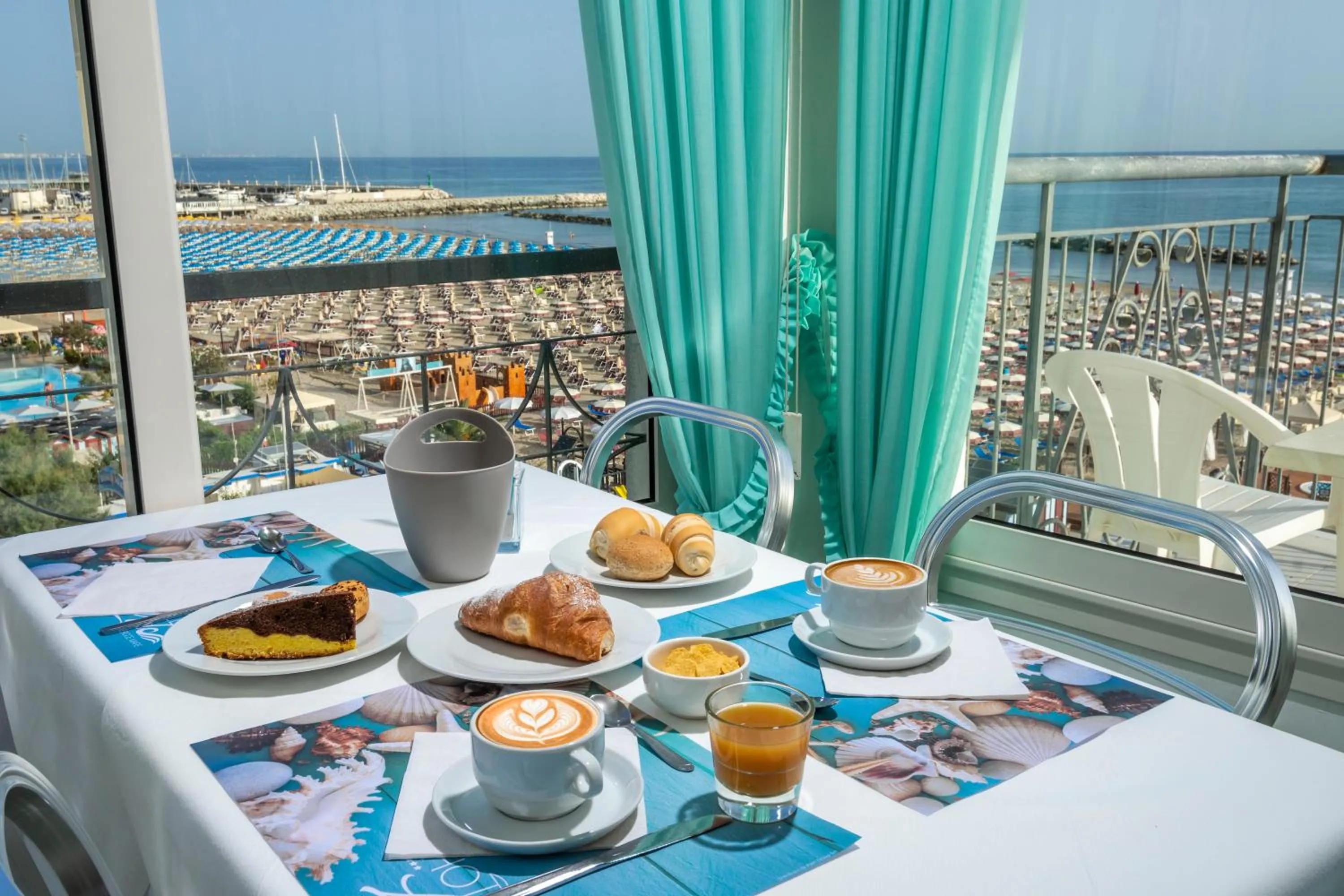Restaurant/places to eat in Hotel Lido