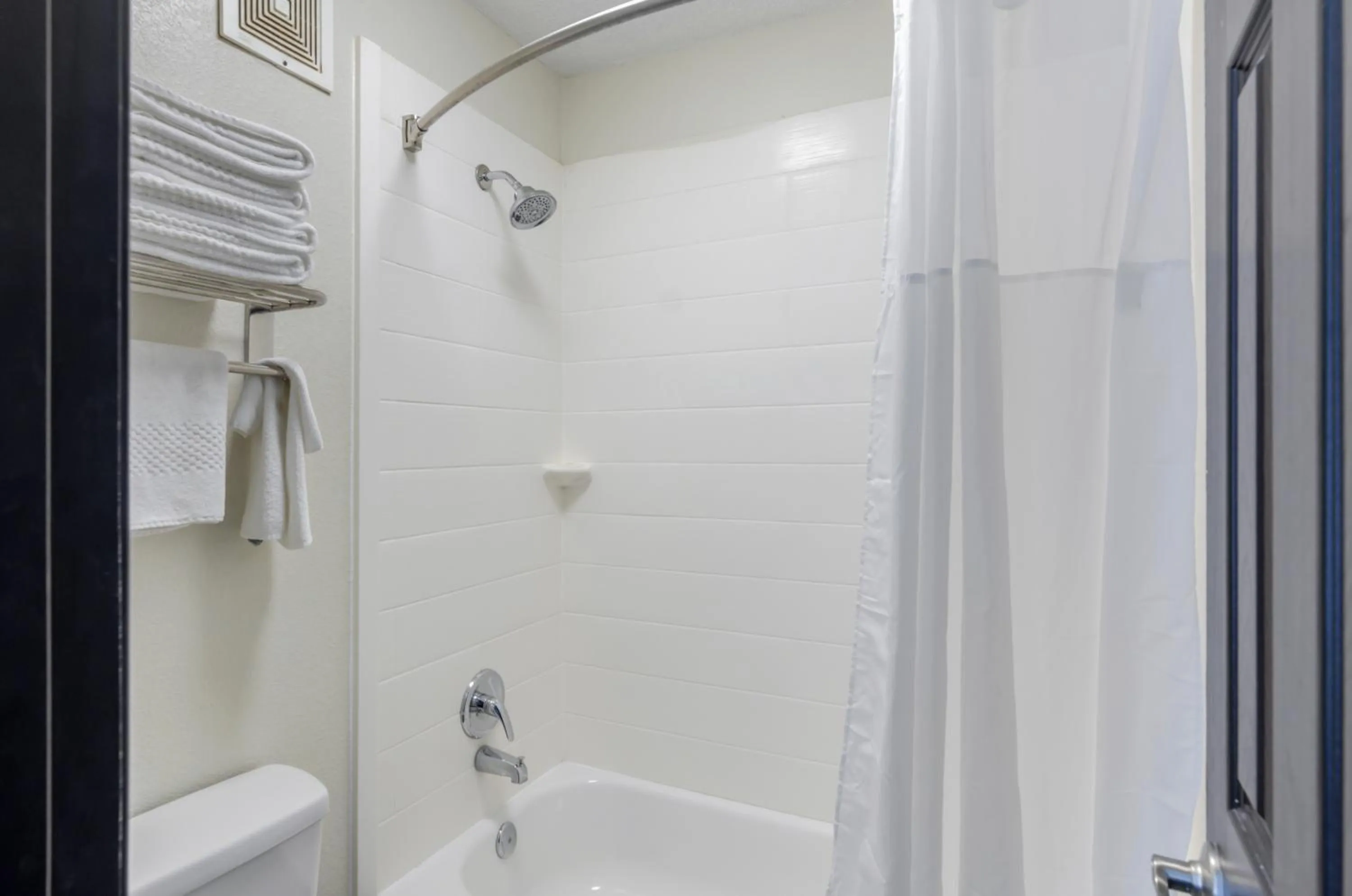 Bath in Suburban Studios Verona - Staunton North