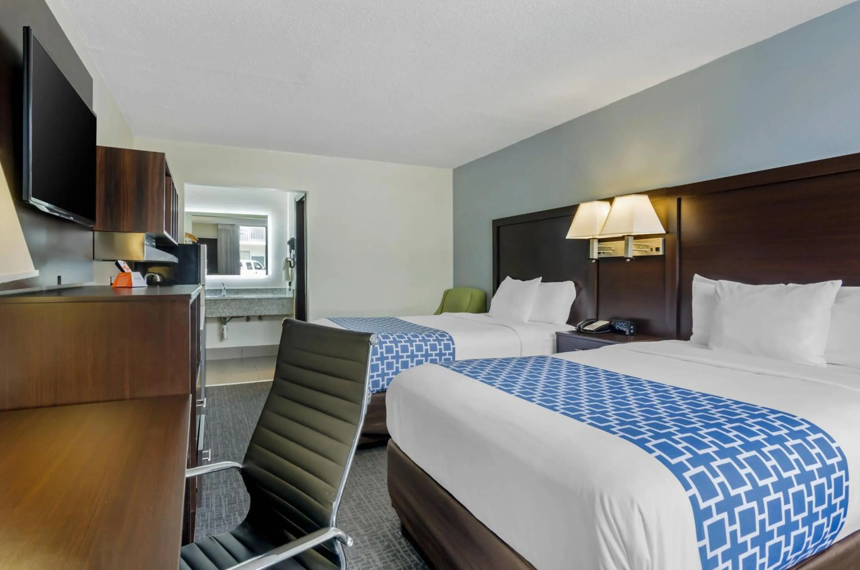 Bedroom, Bed in Suburban Studios Verona - Staunton North