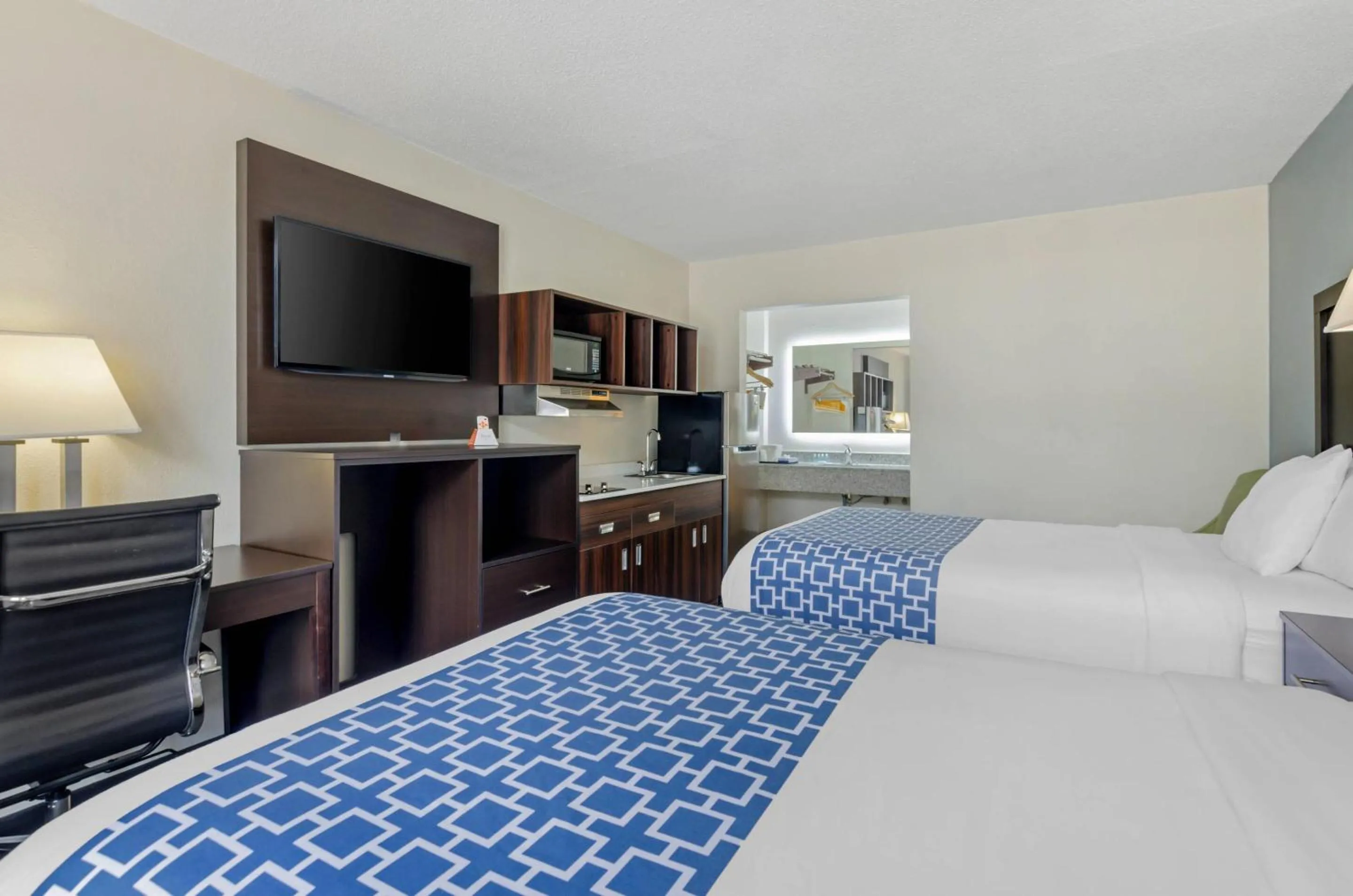 Bedroom, Bed in Suburban Studios Verona - Staunton North