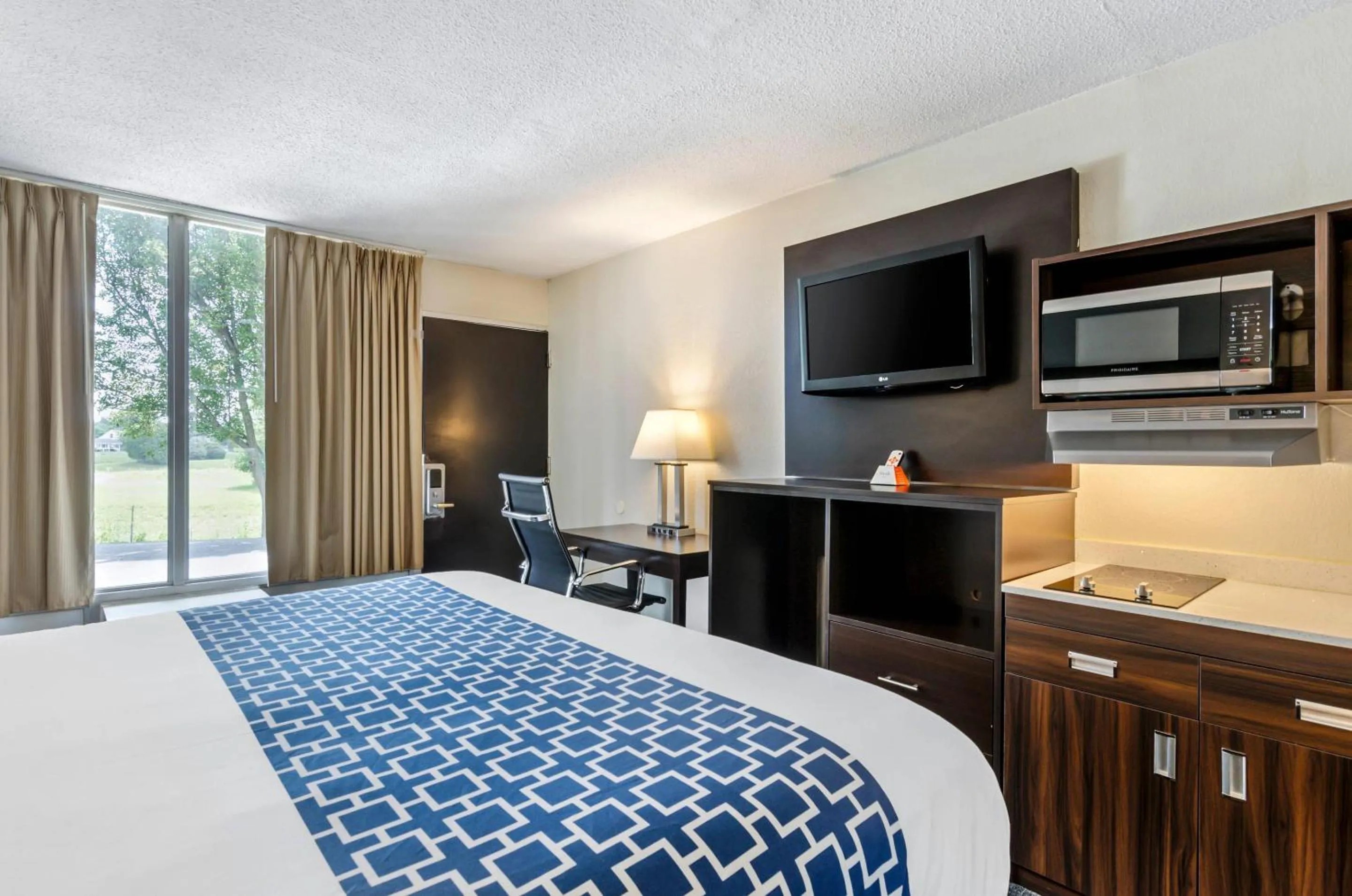 Bedroom, Bed in Suburban Studios Verona - Staunton North