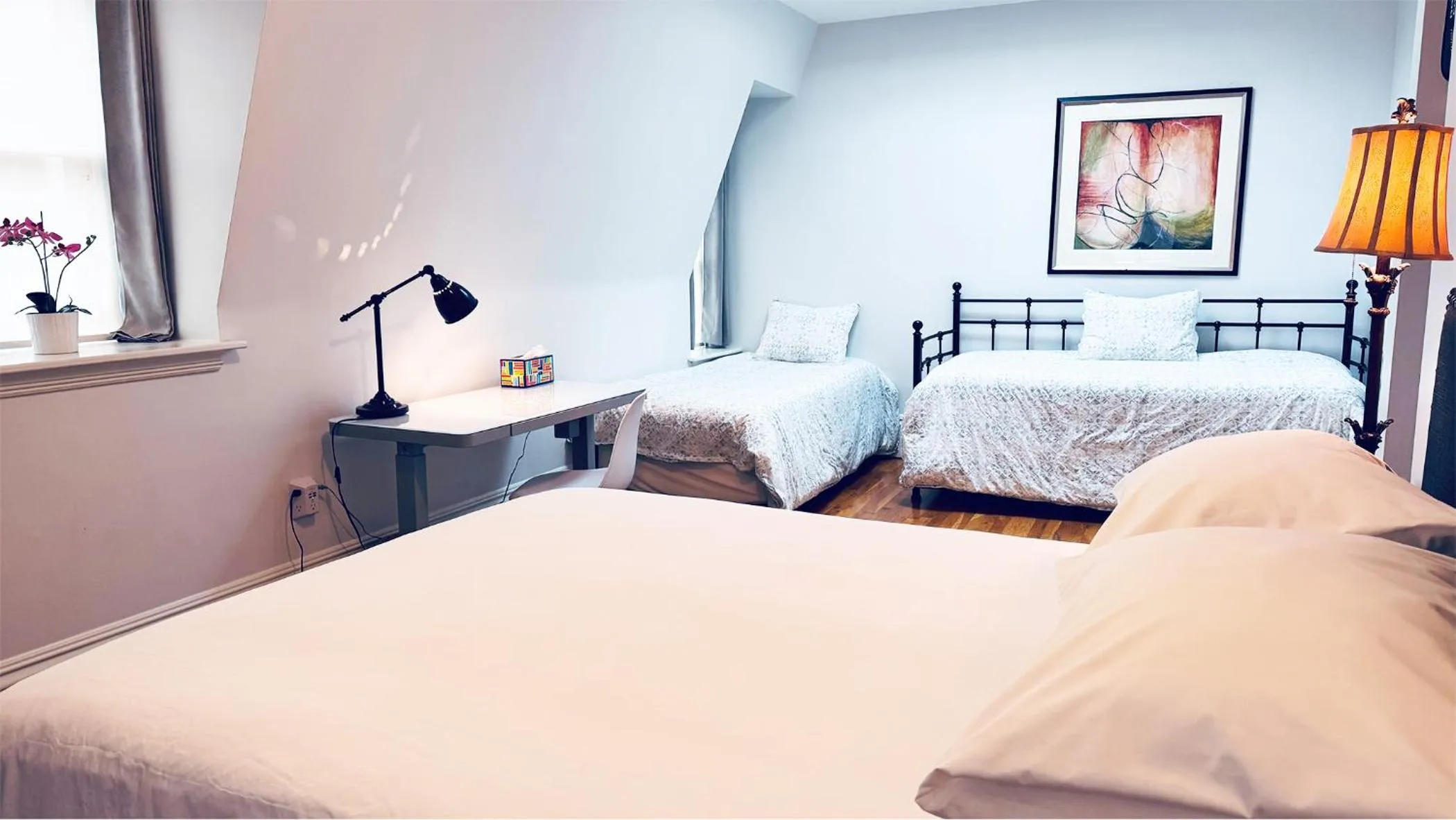 Photo of the whole room, Bed in Ginkgo House on Harvard