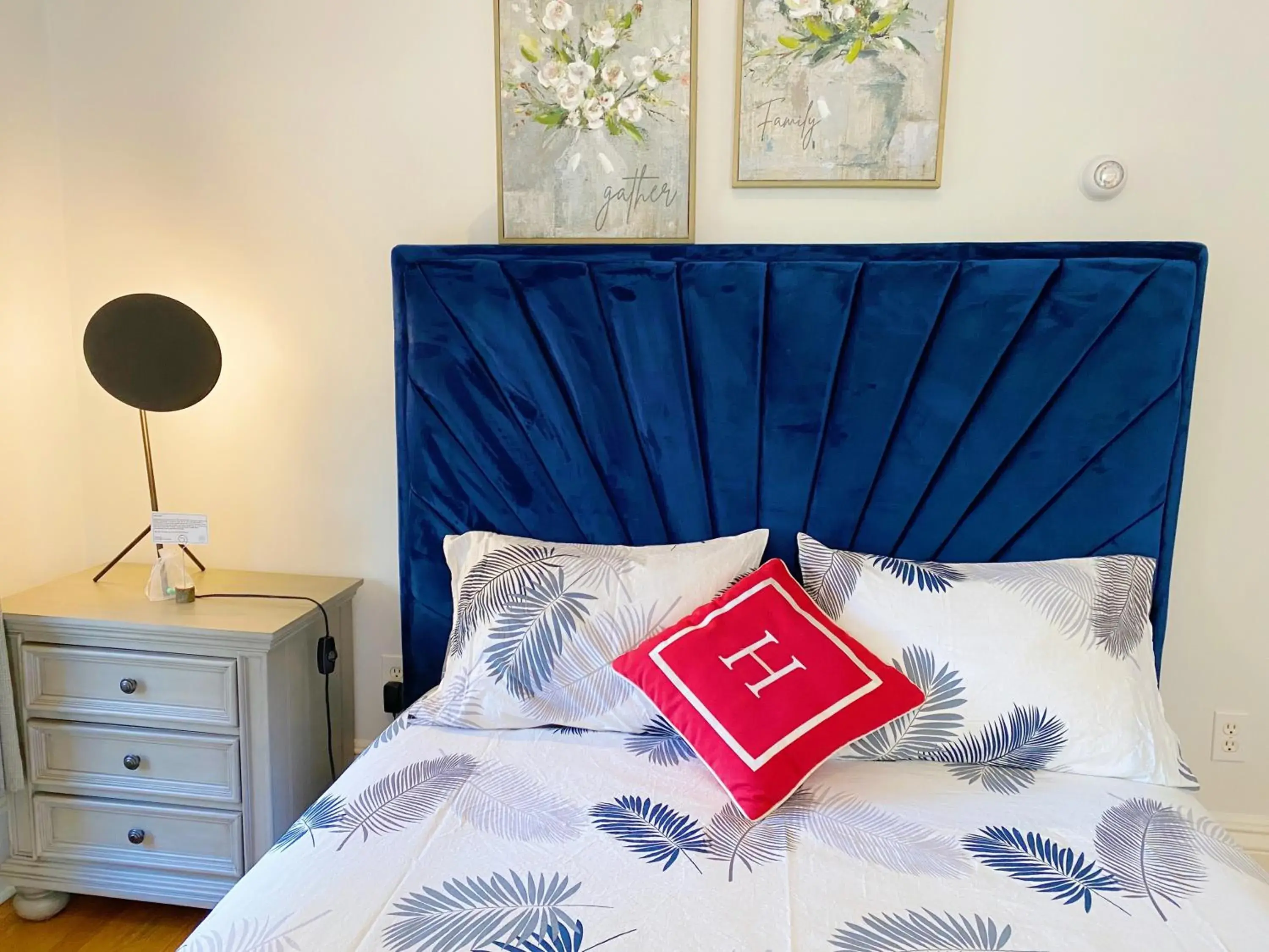 Standard Queen Room in Ginkgo House on Harvard Standard Queen Room in Ginkgo House on Harvard