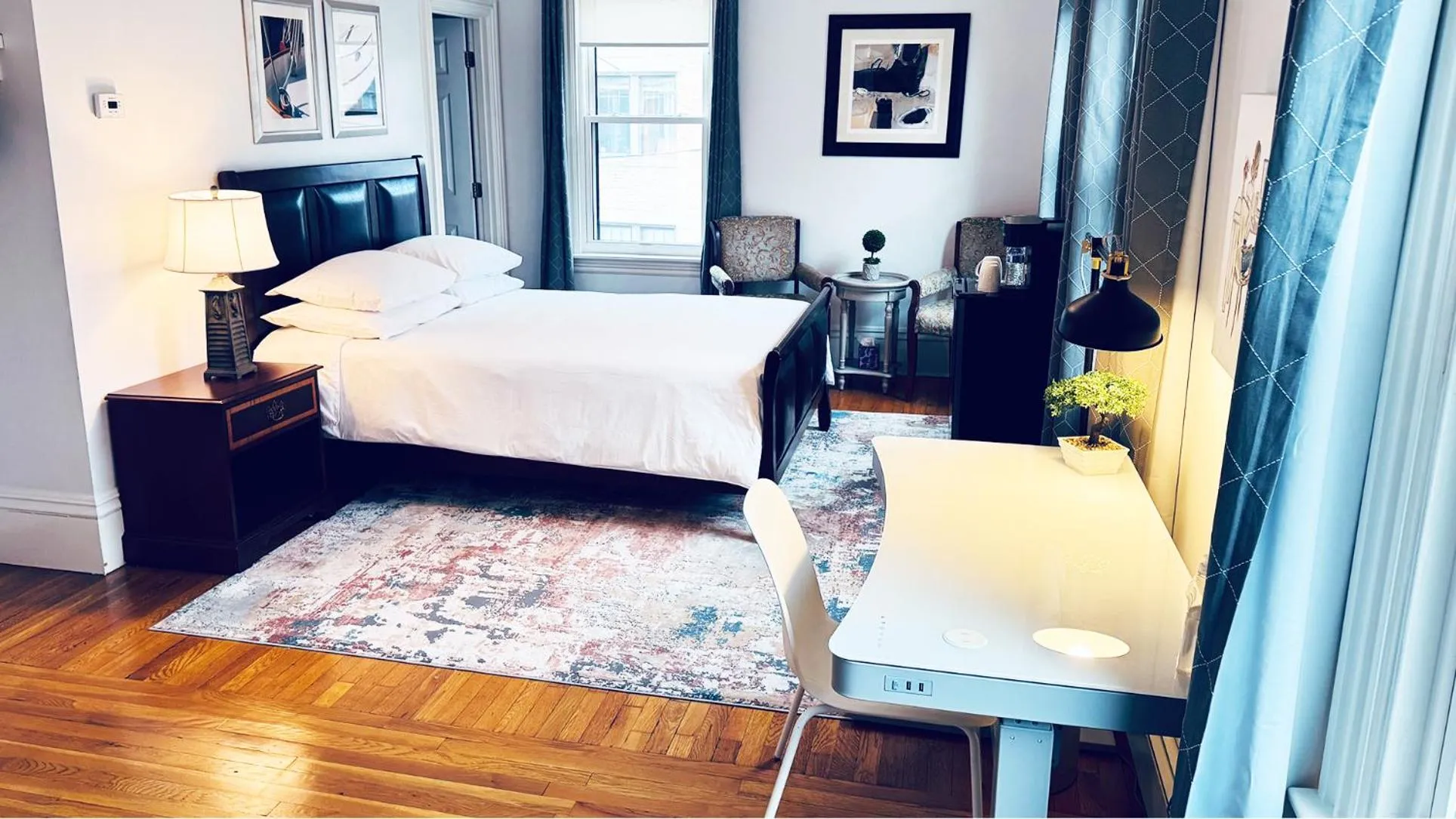 Photo of the whole room, Bed in Ginkgo House on Harvard