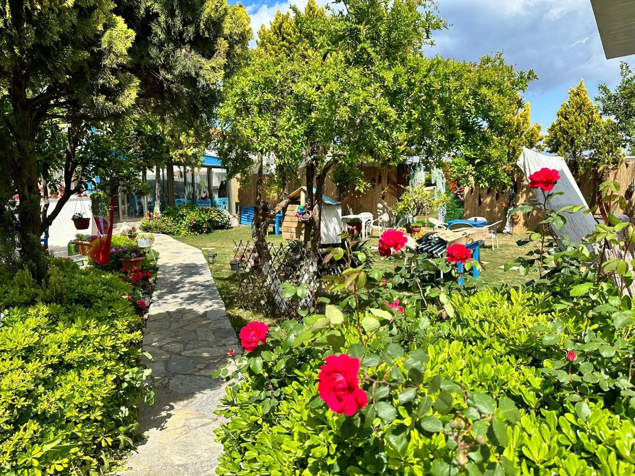 Garden in Bonjourla Otel