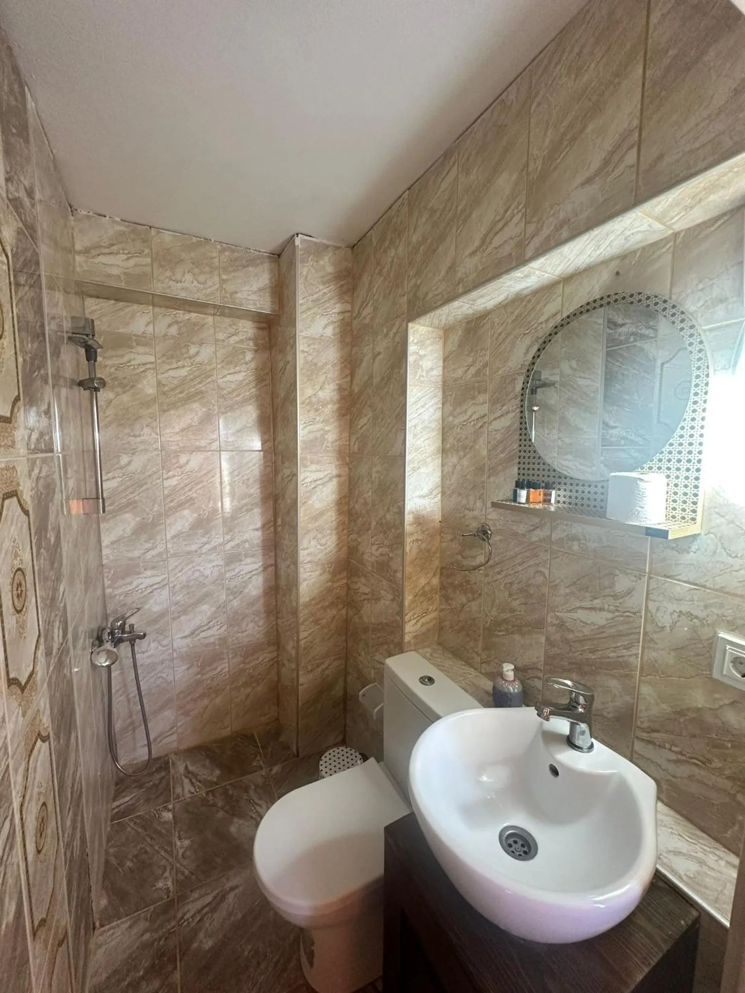 Shower in Bonjourla Otel