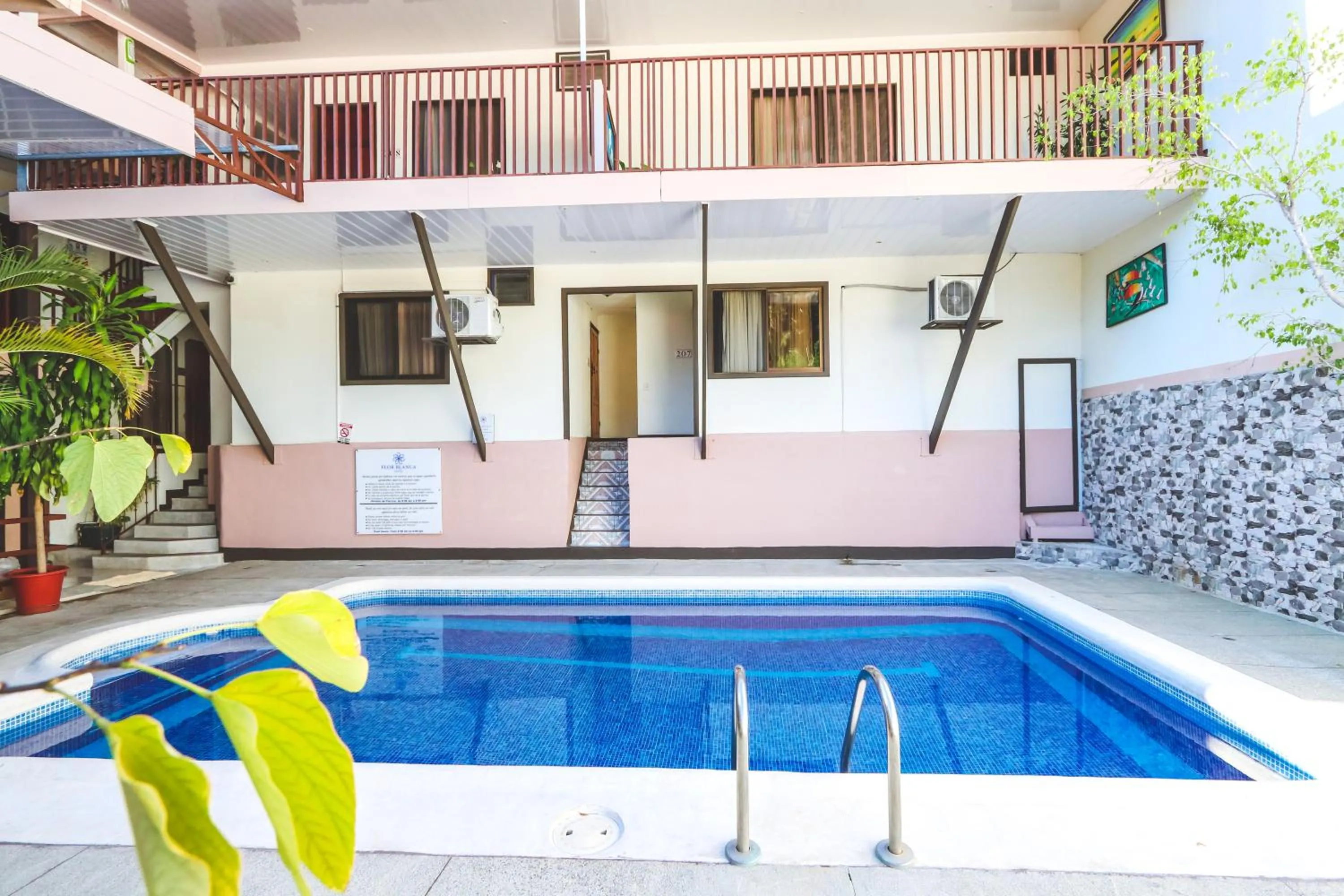 Pool view in Hotel Flor Blanca