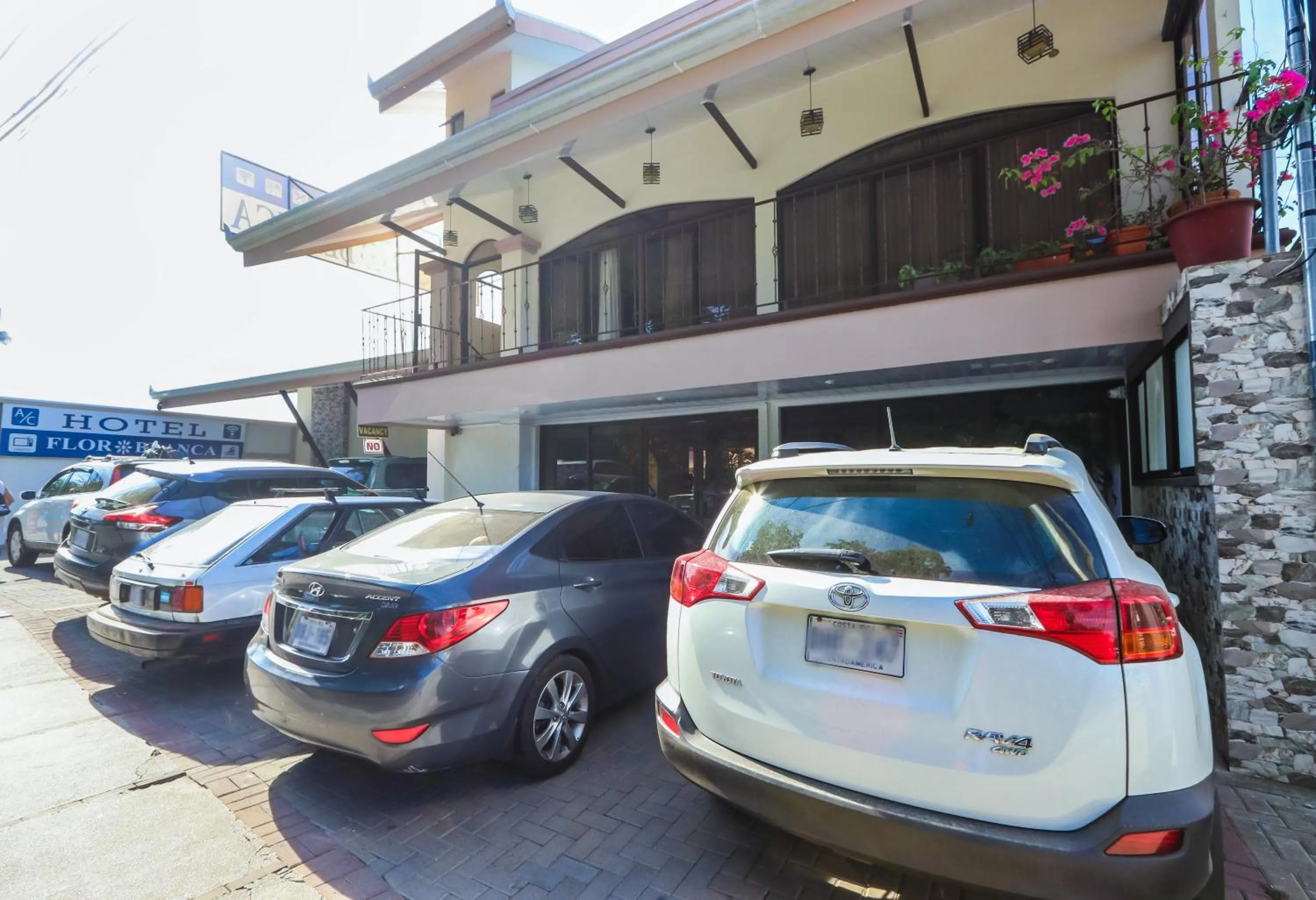 Property building in Hotel Flor Blanca