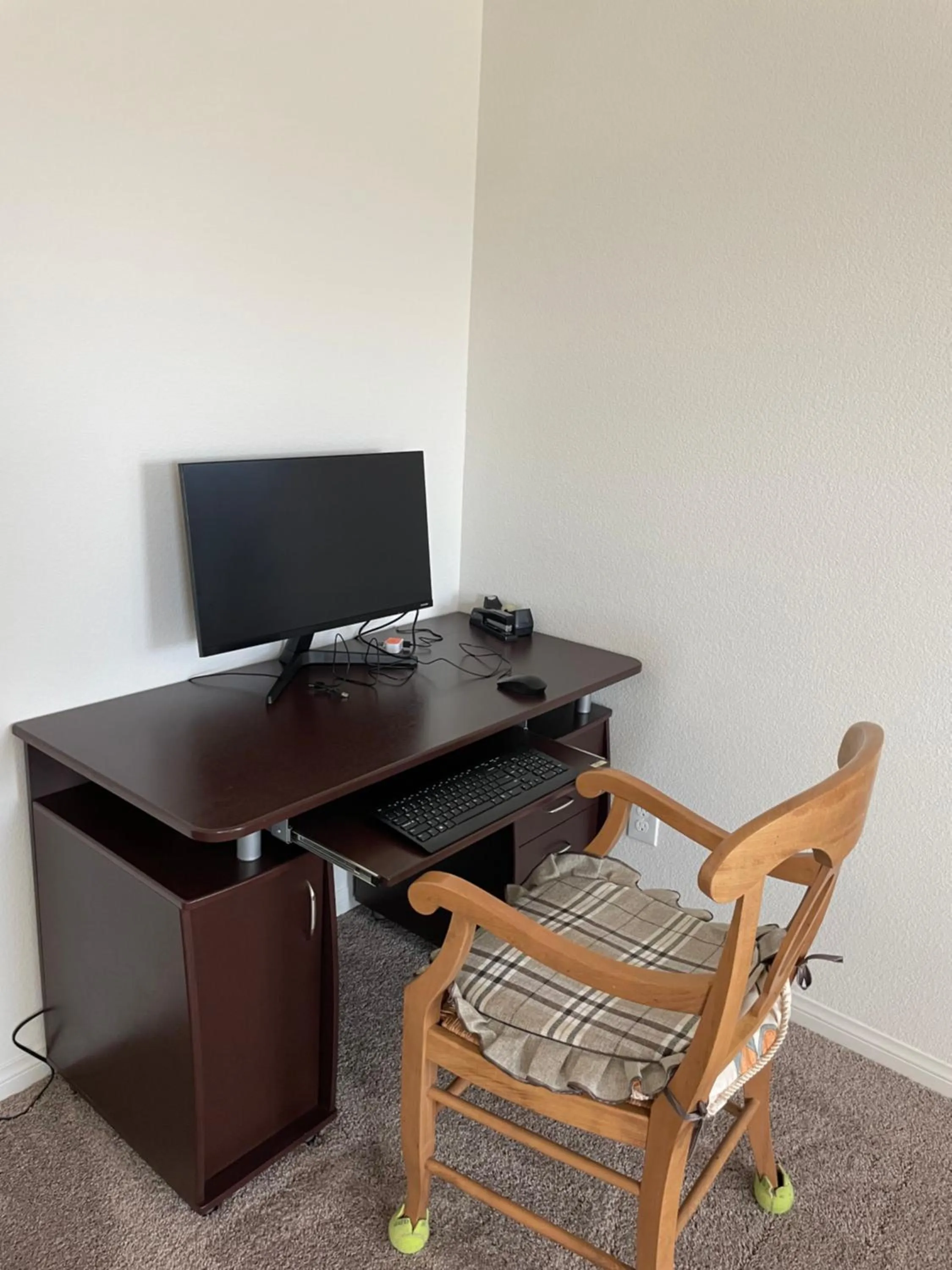 hair dresser in Spacious House, 5 bedrooms, Sleeps 12, Near Las Vegas Strip and Airport