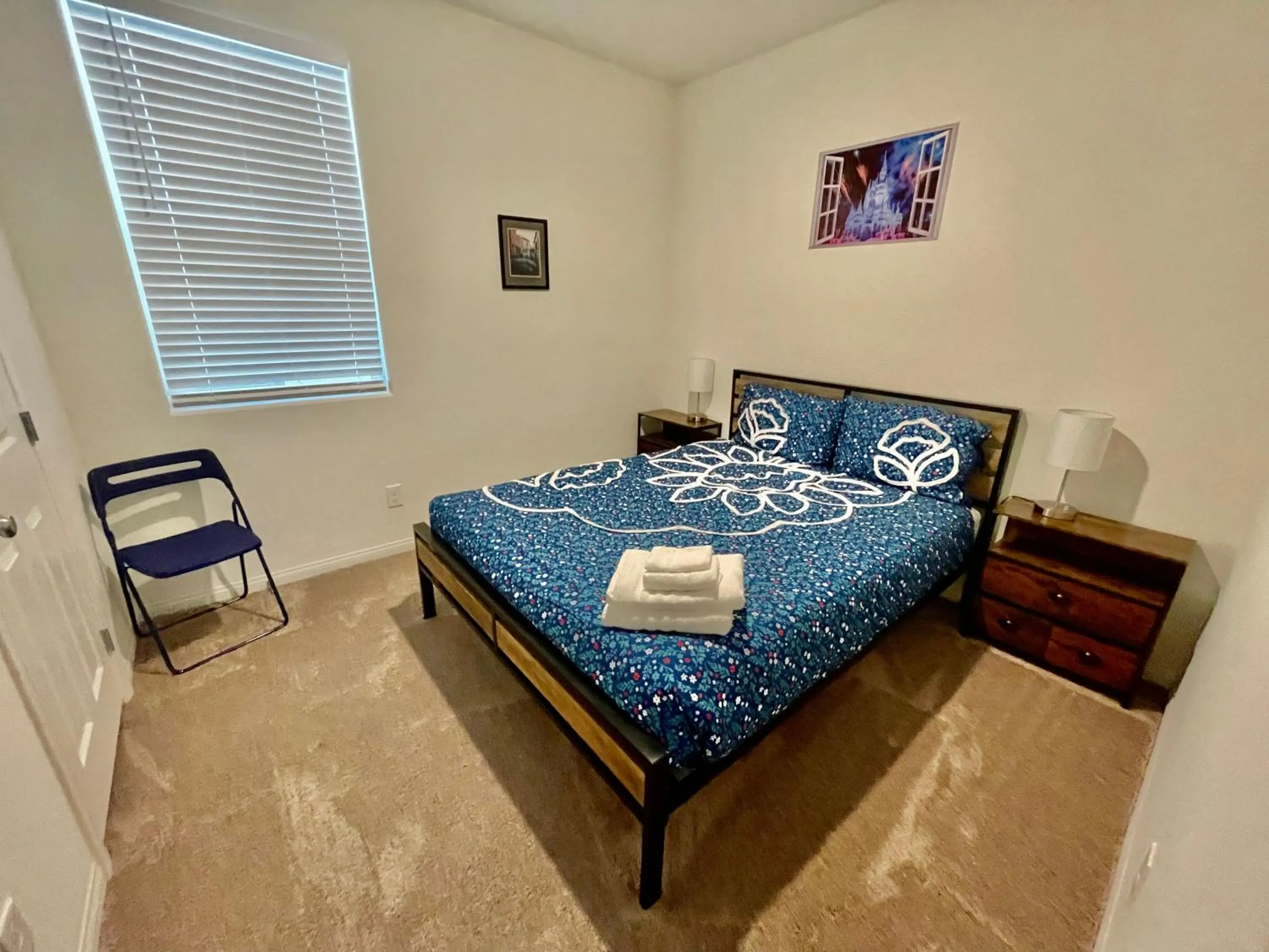 Bed in Spacious House, 5 bedrooms, Sleeps 12, Near Las Vegas Strip and Airport