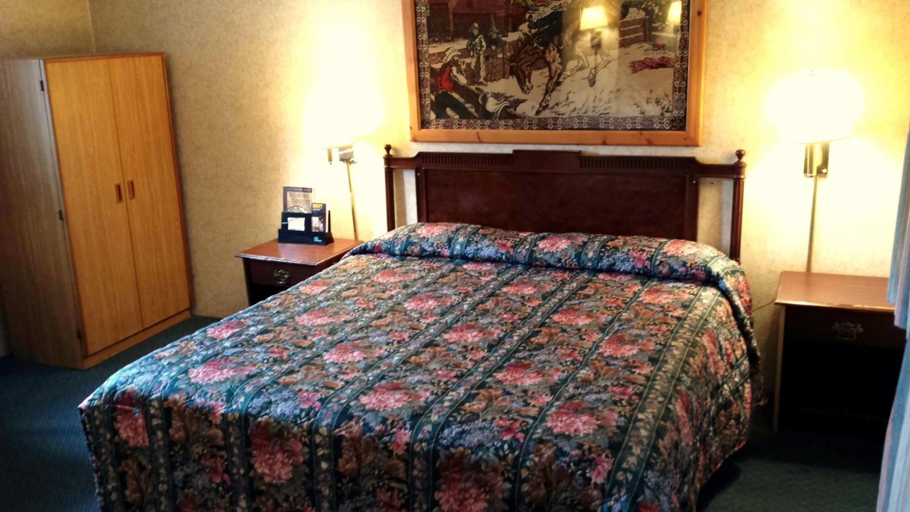 Photo of the whole room, Bed in Budget Host Inn