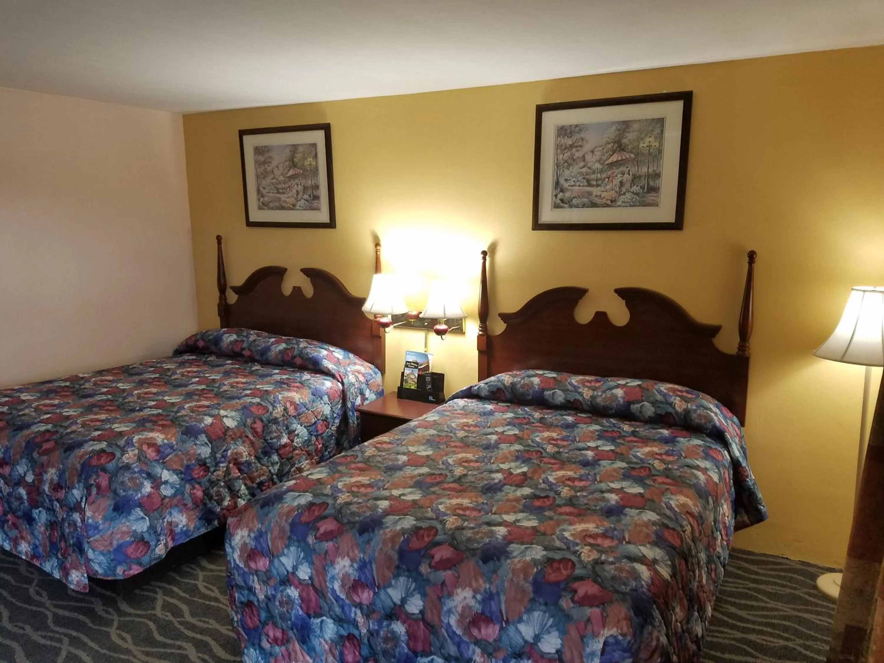 Bed in Budget Host Inn