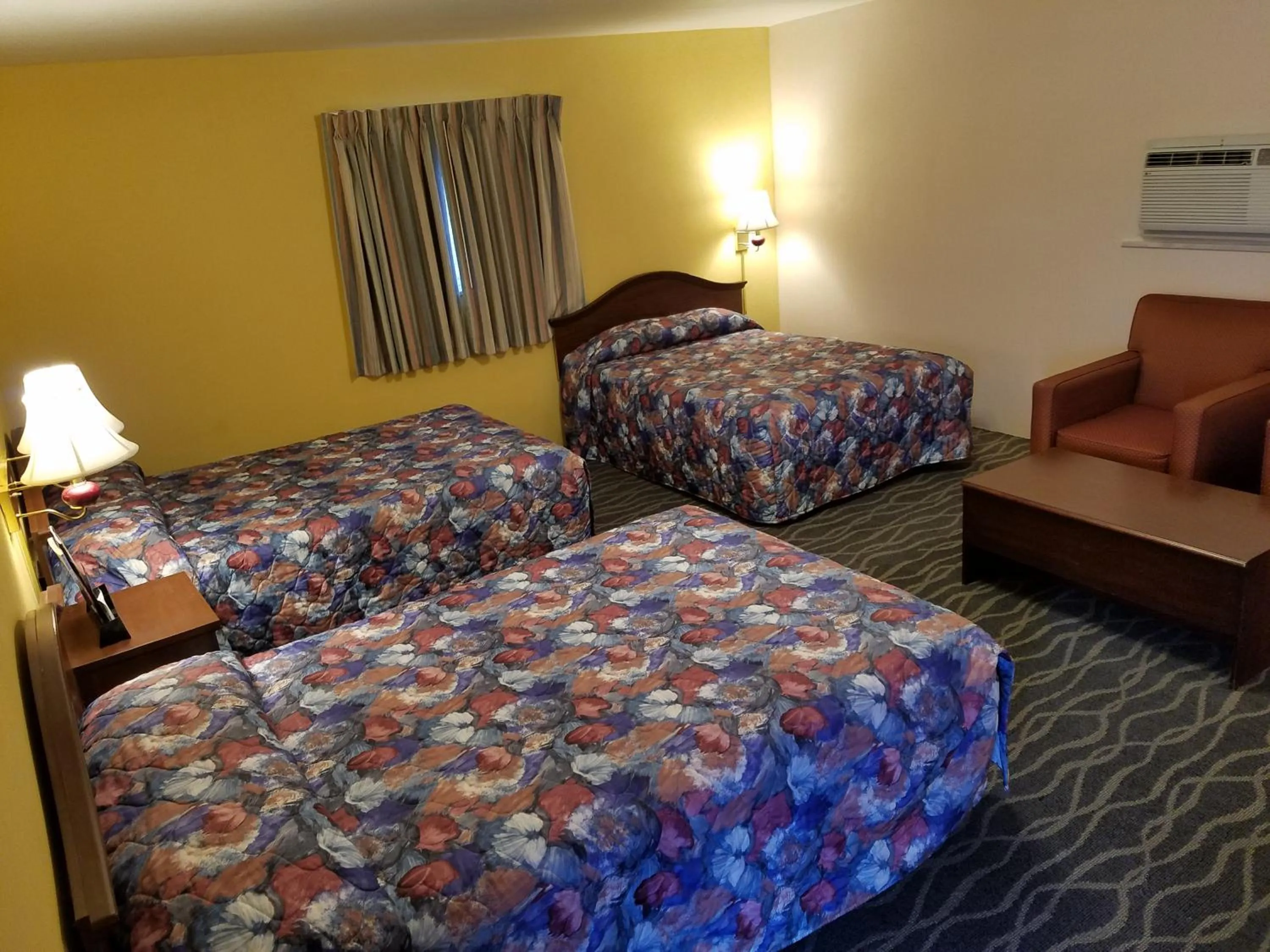 Bed in Budget Host Inn