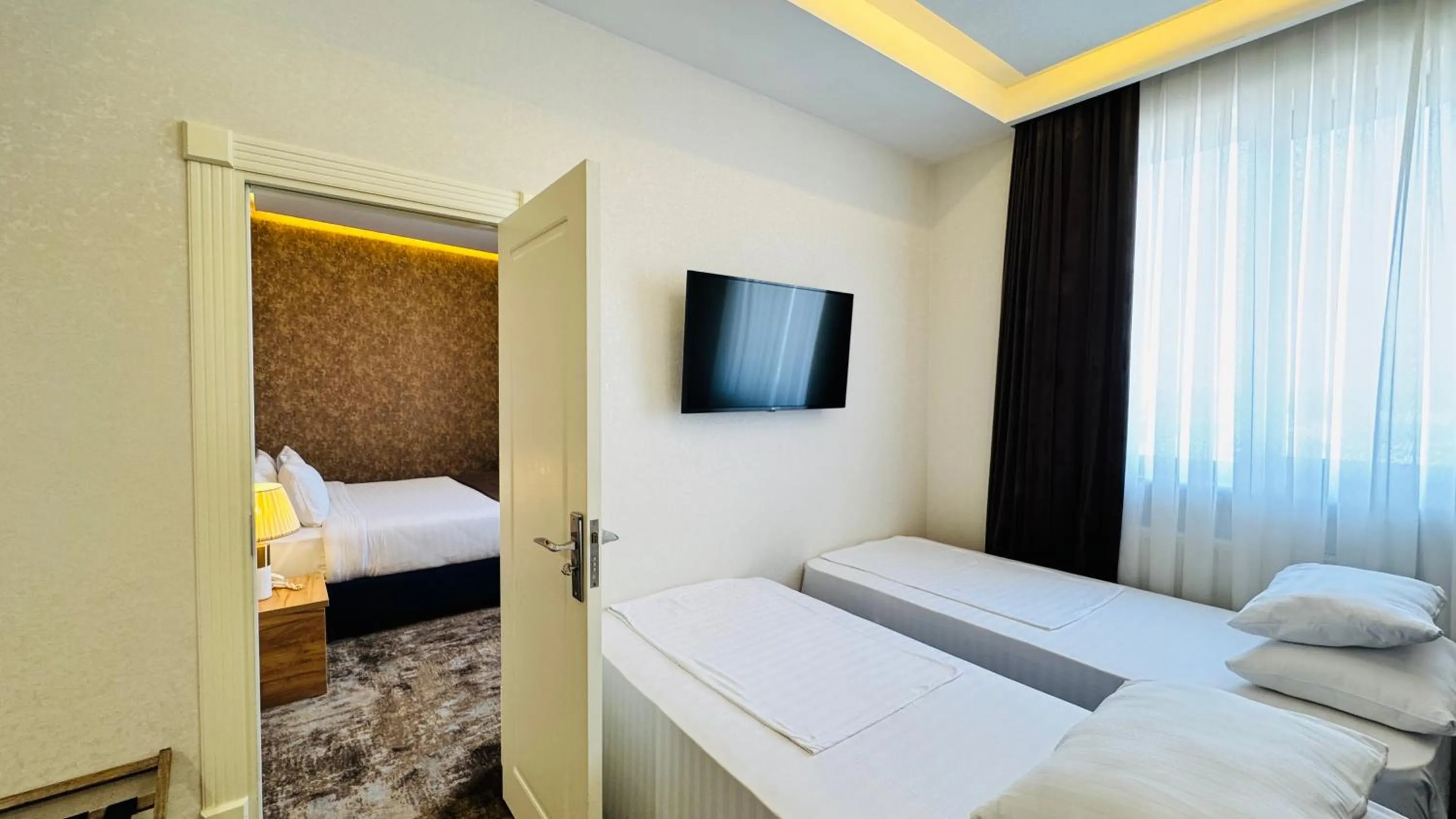 Bed in Garnet Mir Hotel