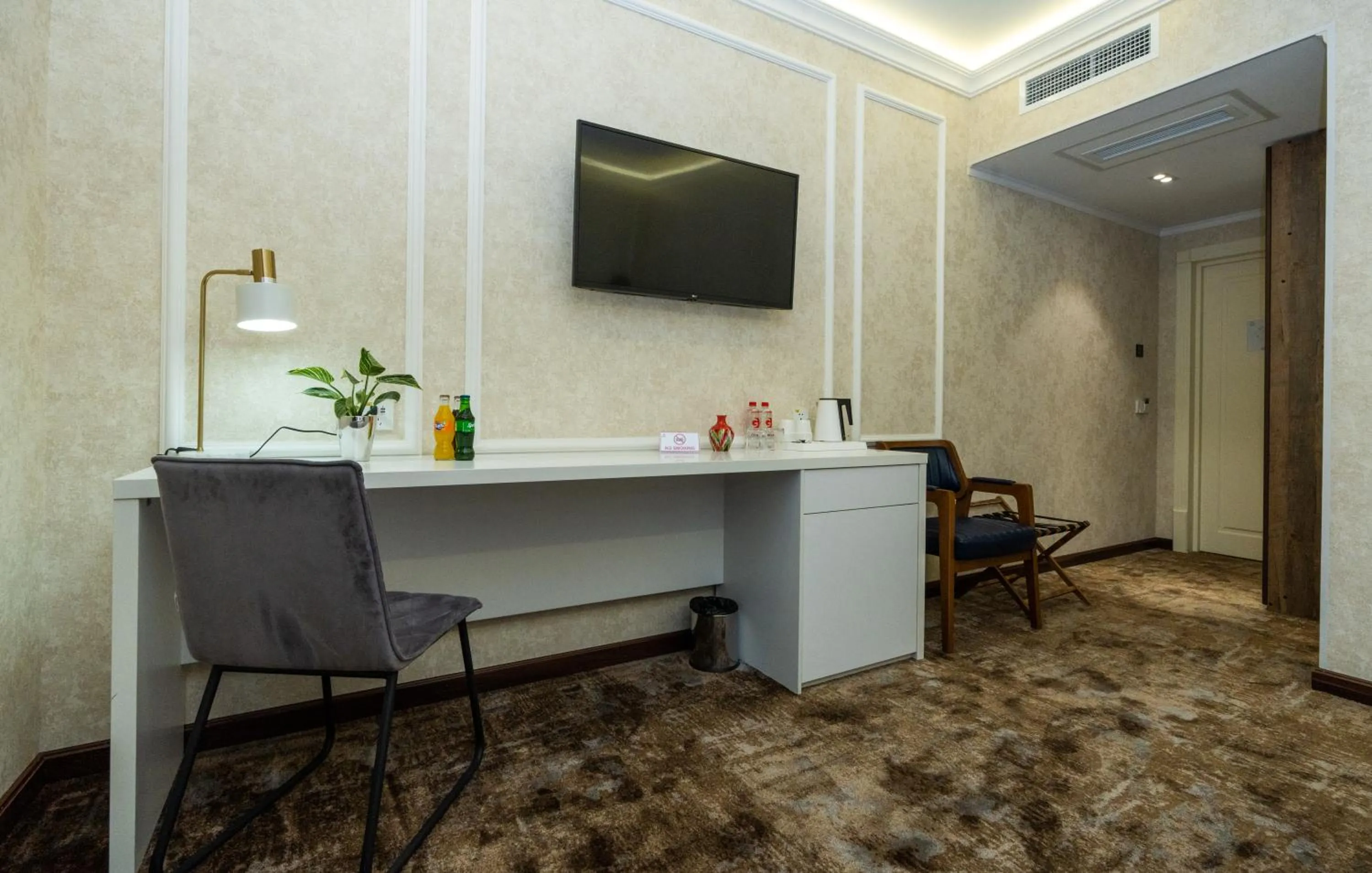 Living room in Garnet Mir Hotel