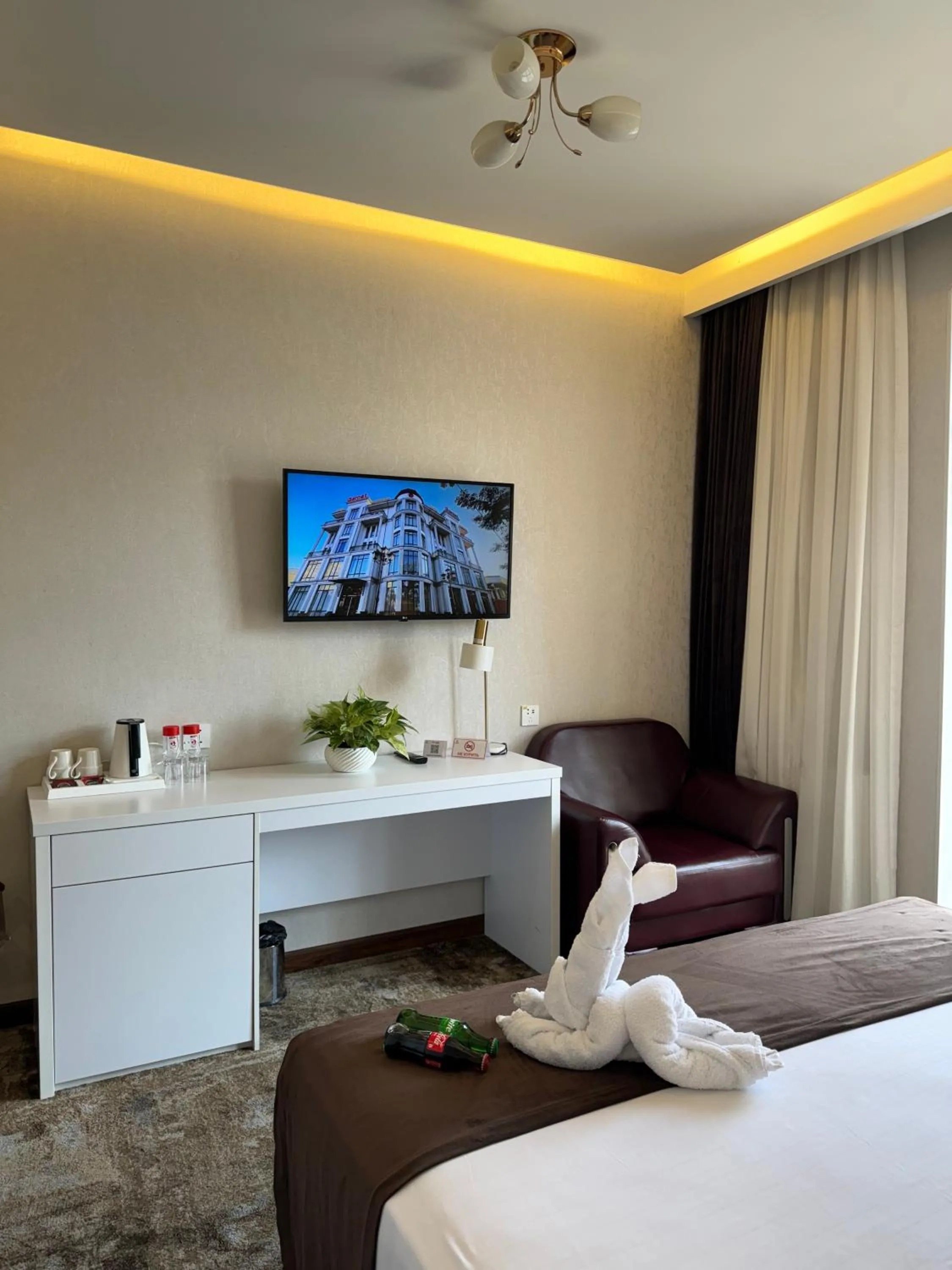 Communal lounge/ TV room, Bed in Garnet Mir Hotel