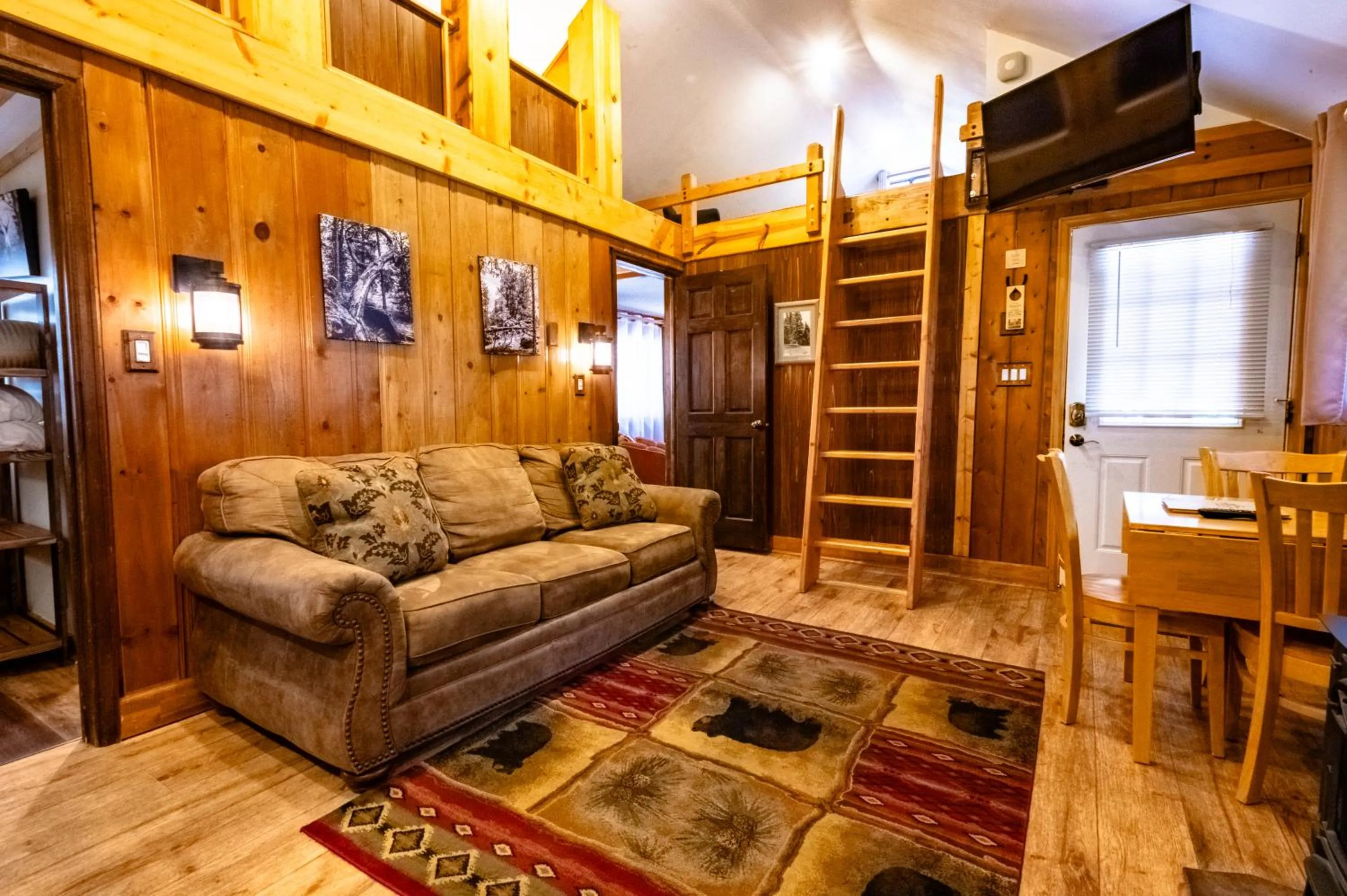 Living room in Alpen Way Chalet Mountain Lodge