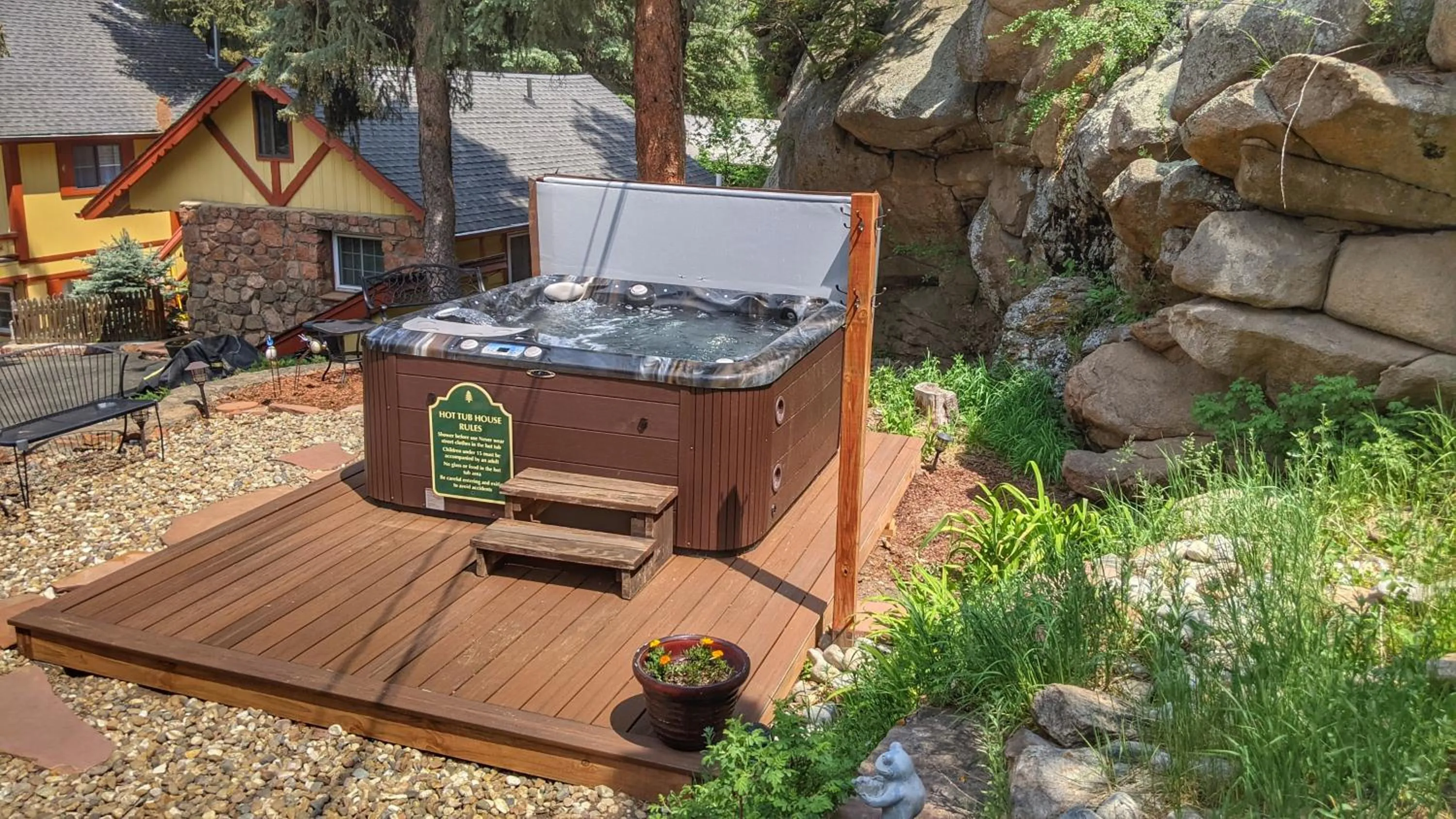 Hot Tub in Alpen Way Chalet Mountain Lodge