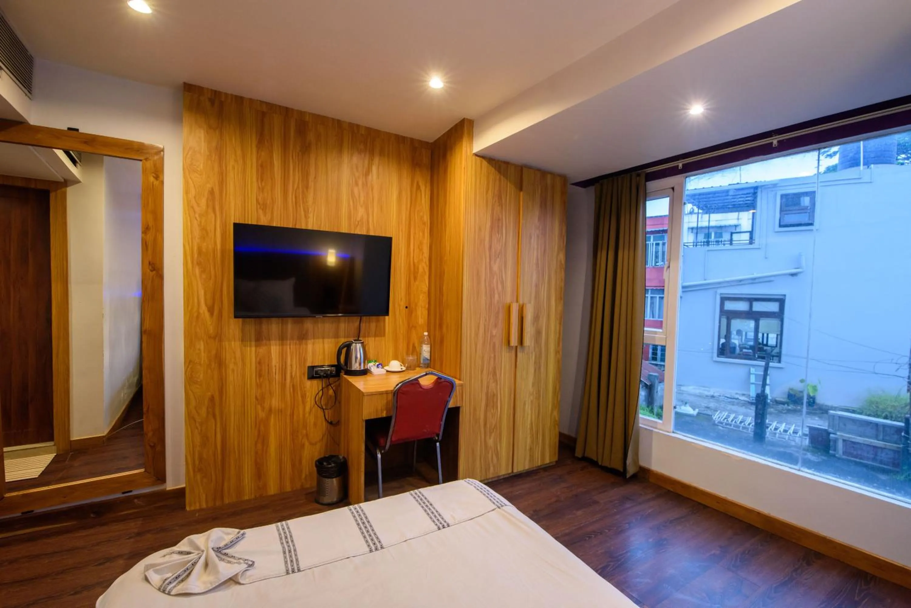 Bedroom, Bed in Emerald Hotel