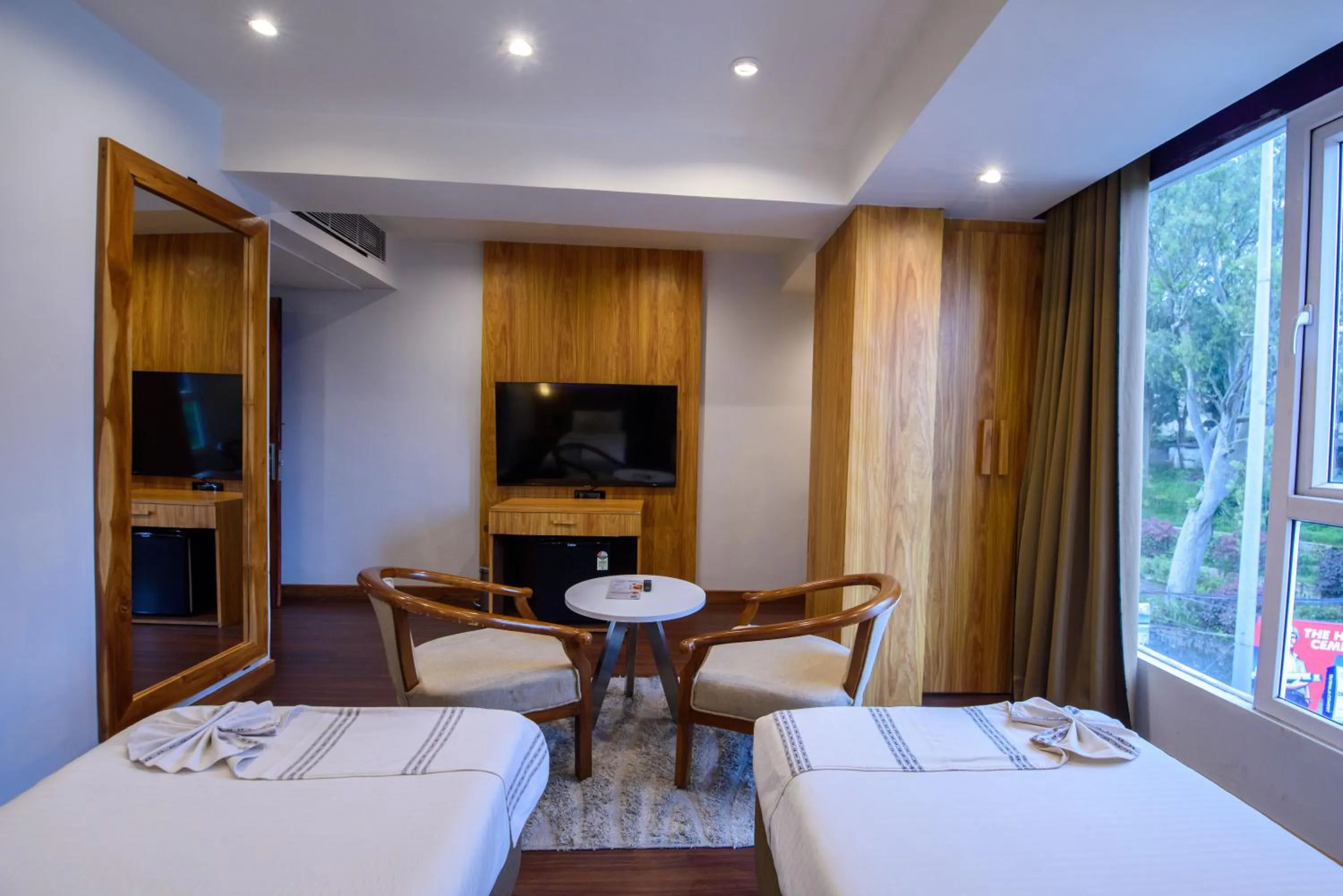 Bedroom, Bed in Emerald Hotel