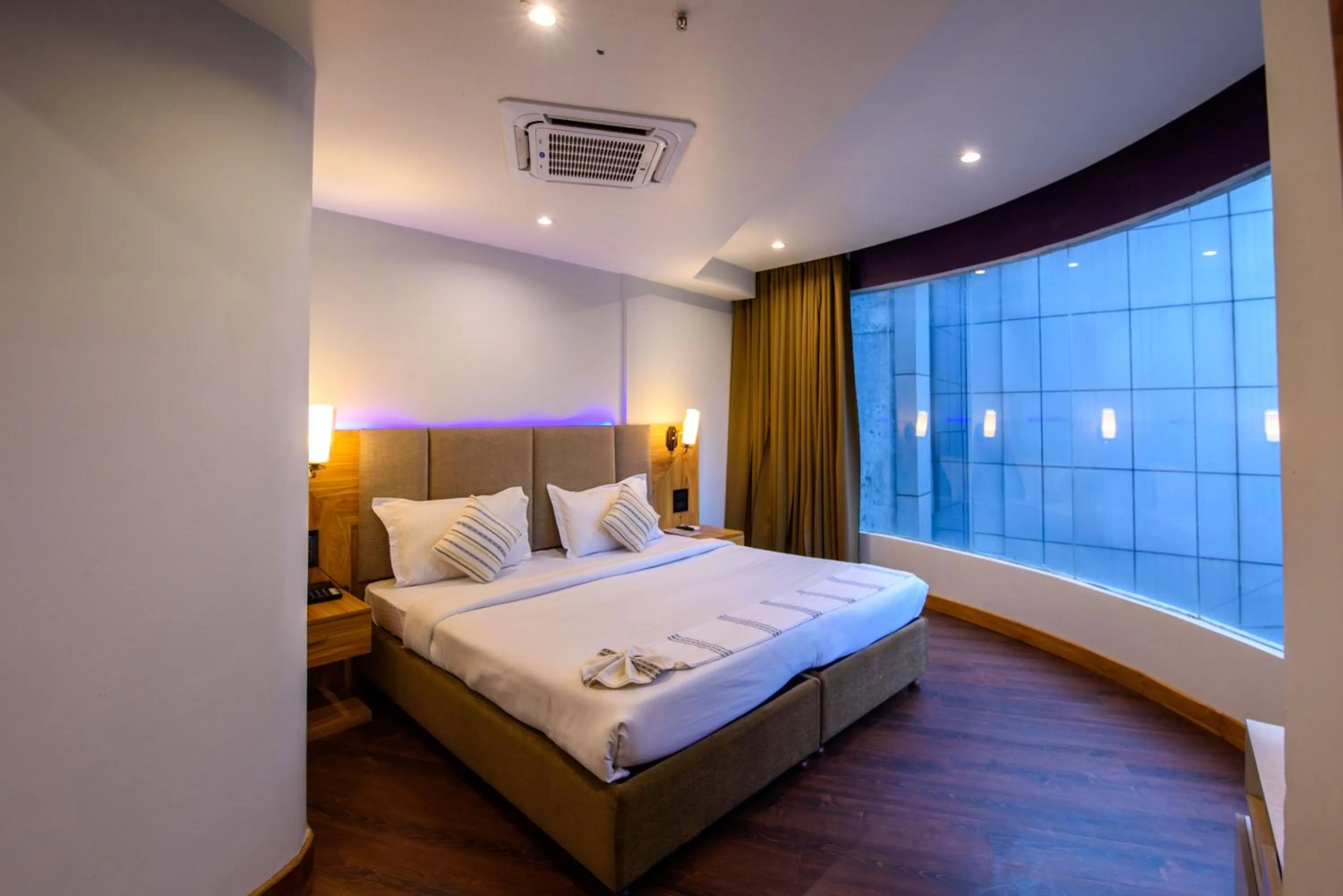 Bedroom, Bed in Emerald Hotel