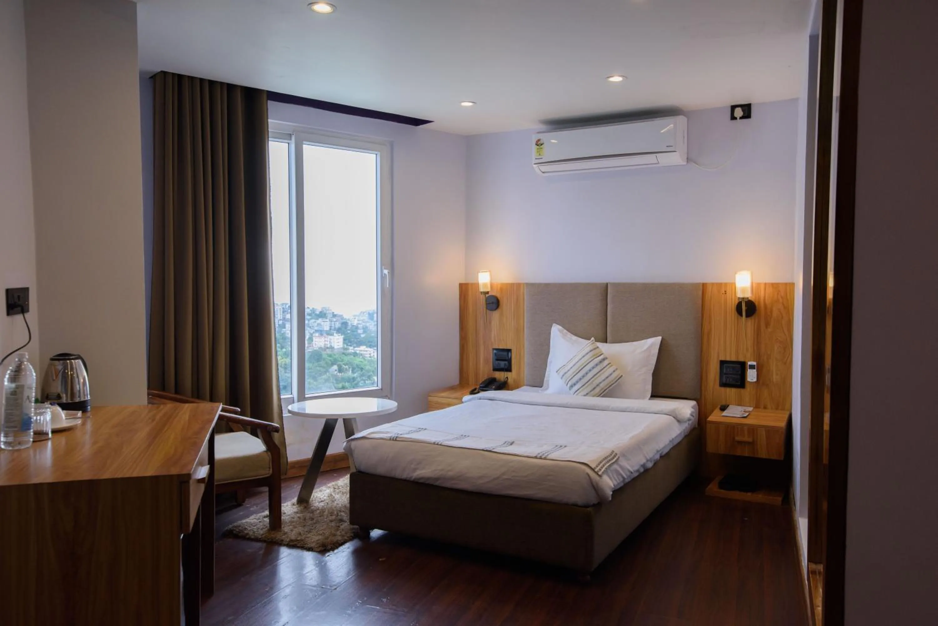 Bedroom, Bed in Emerald Hotel