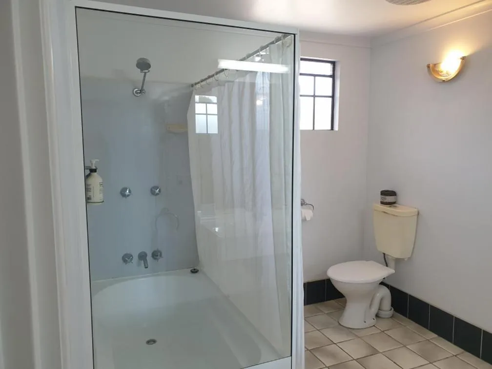 Bathroom in Shakespeare Motel