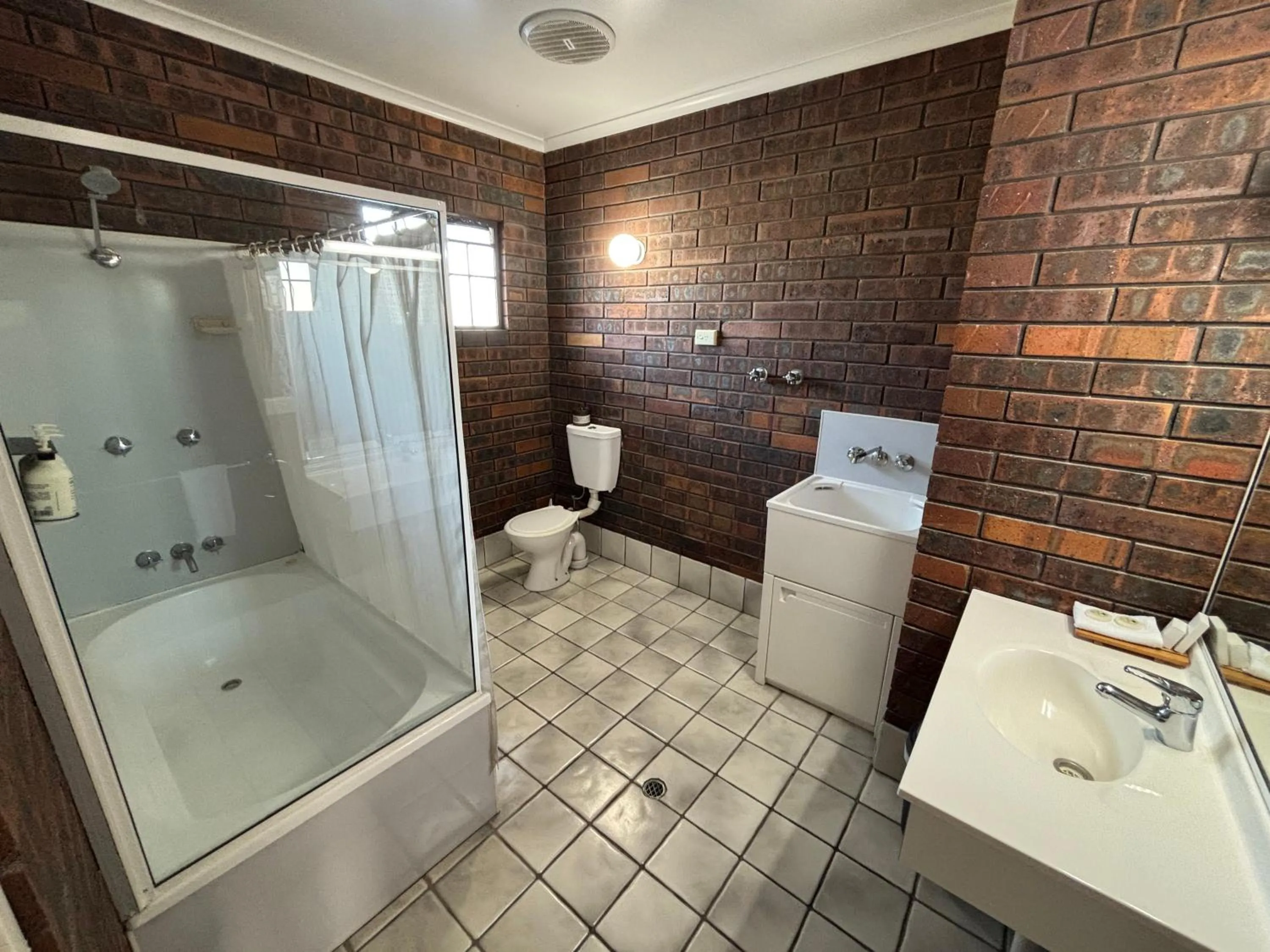 Bathroom in Shakespeare Motel