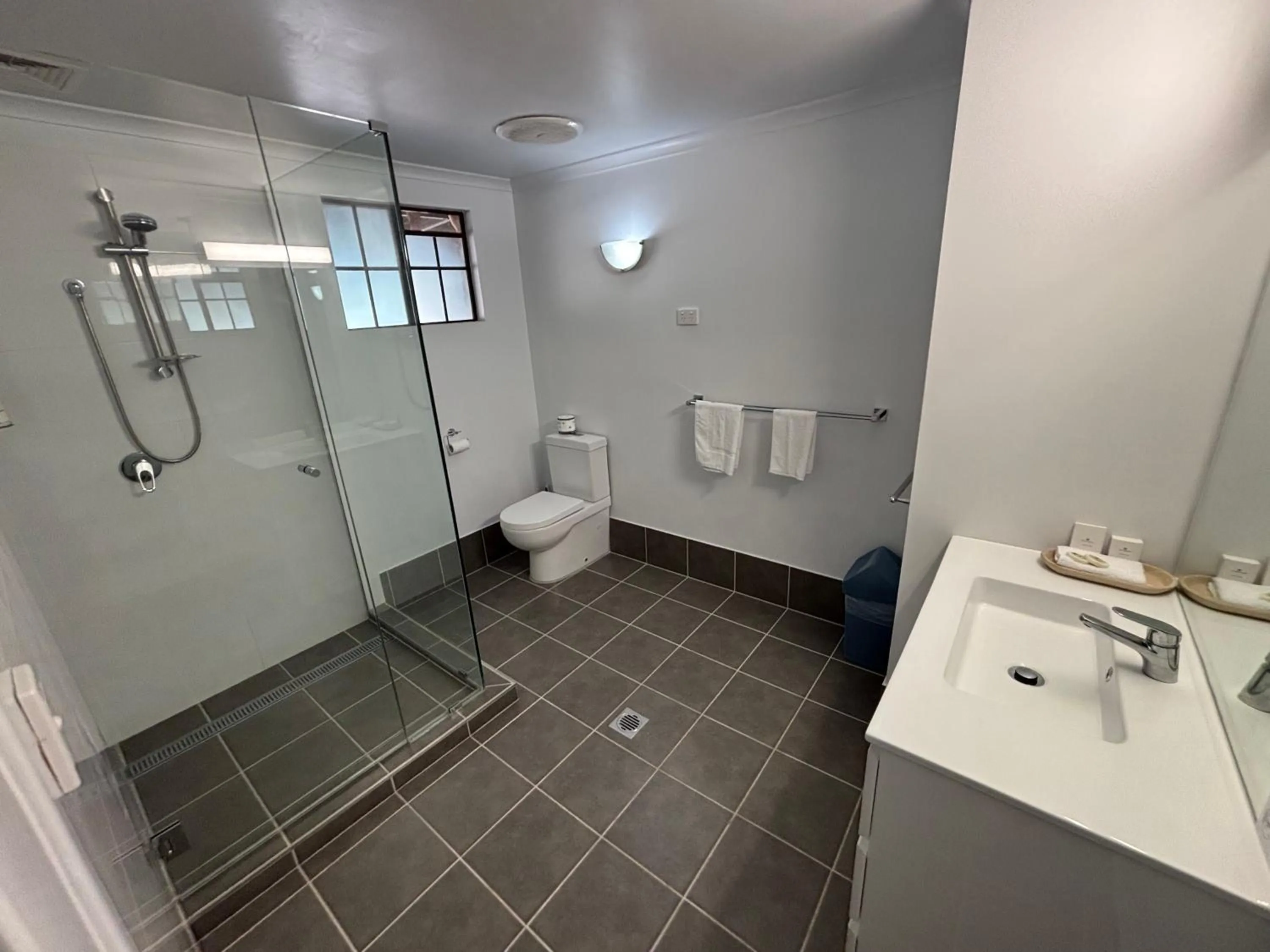 Bathroom in Shakespeare Motel