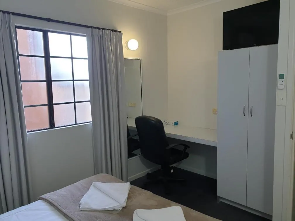 Bedroom, Bed in Shakespeare Motel