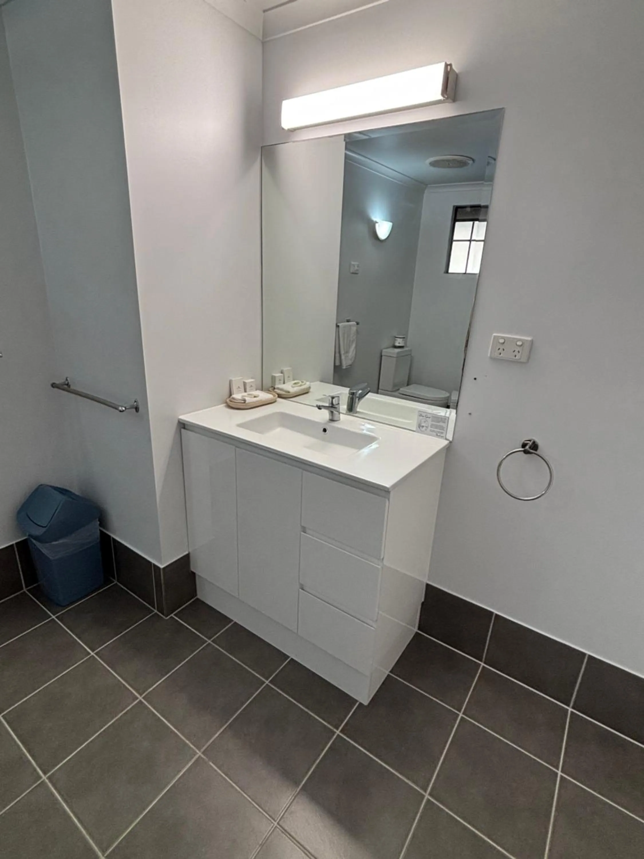 Bathroom in Shakespeare Motel